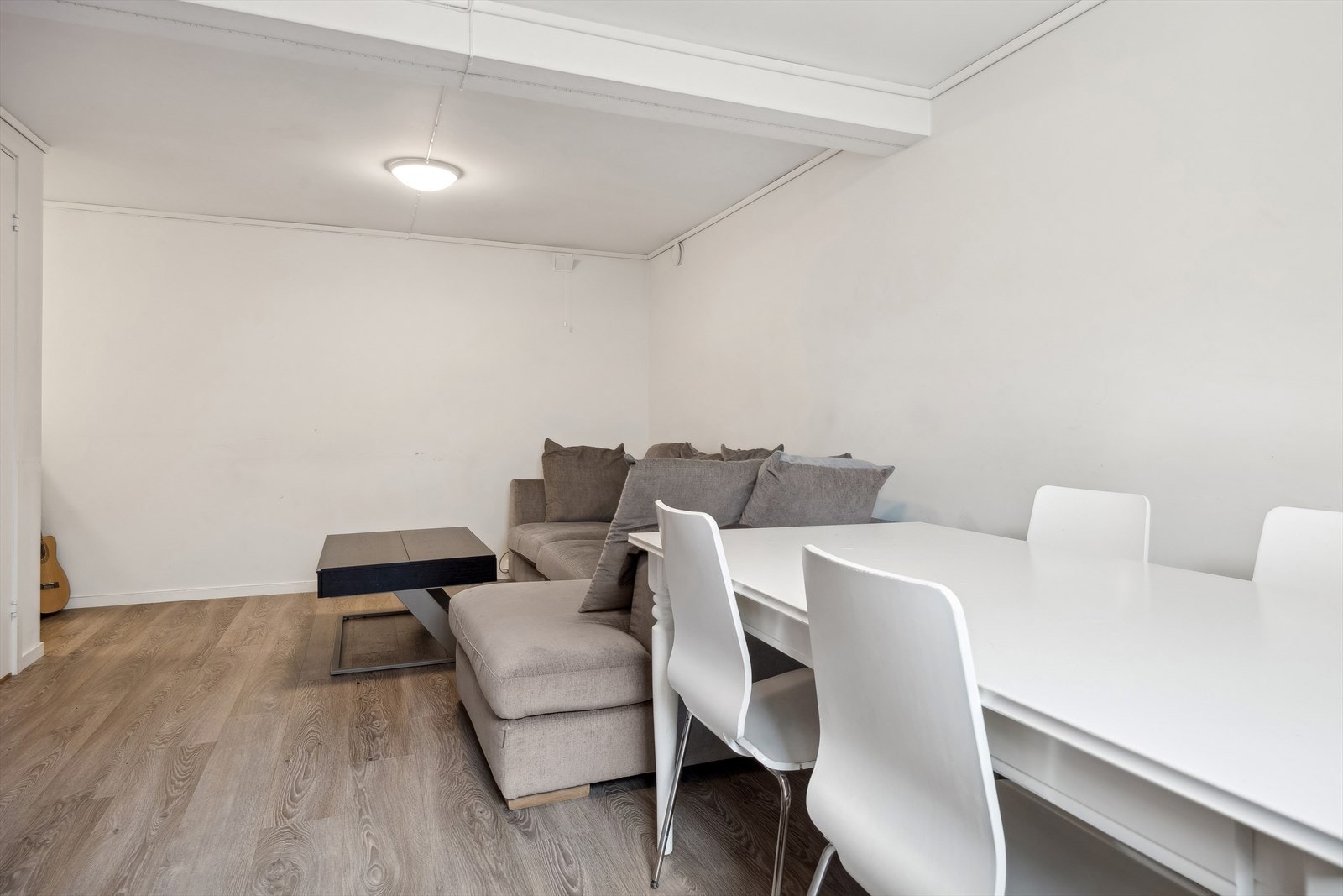 Lys og luftig stue med flere soner. Galleribilde
