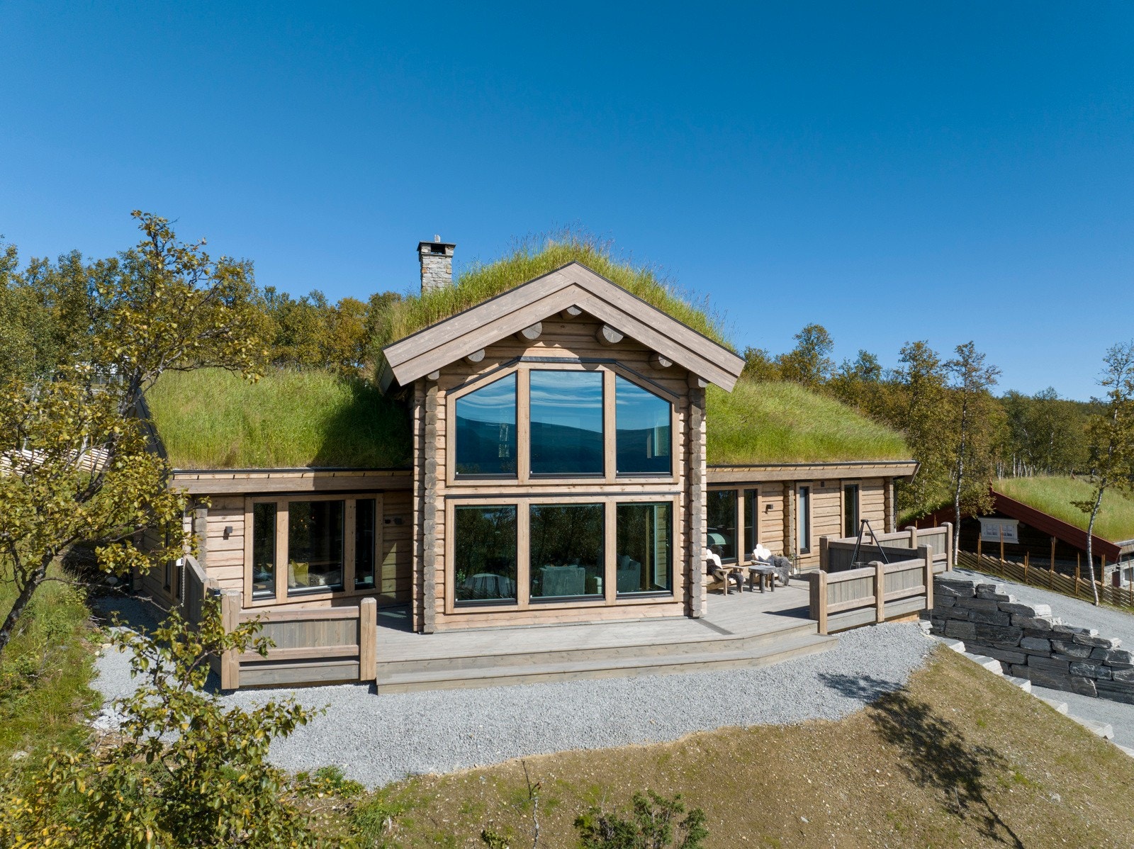 Eiendommen ligger sydvestvendt, noe som gir optimale solforhold og fra tomten er det fantastisk utsikt. Galleribilde