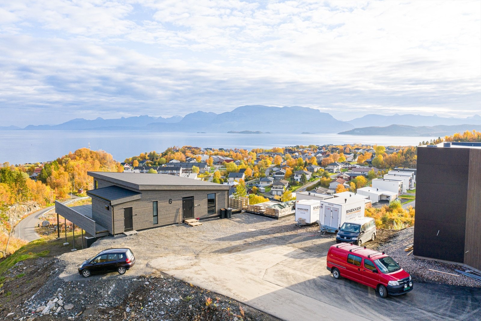 Utsikt fra tomten som ligger i enden av gata "Nordteigåsen". Dette er et rolig familiestrøk med lite trafikk. Galleribilde