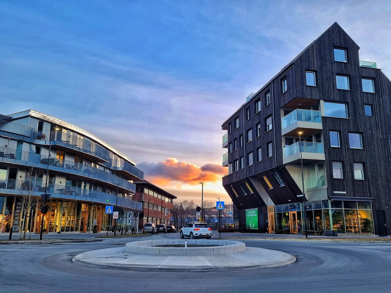 Det er kort gangavstand til Heggedal sentrum, hvor man finner butikker, restauranter og togstasjon. Galleribilde