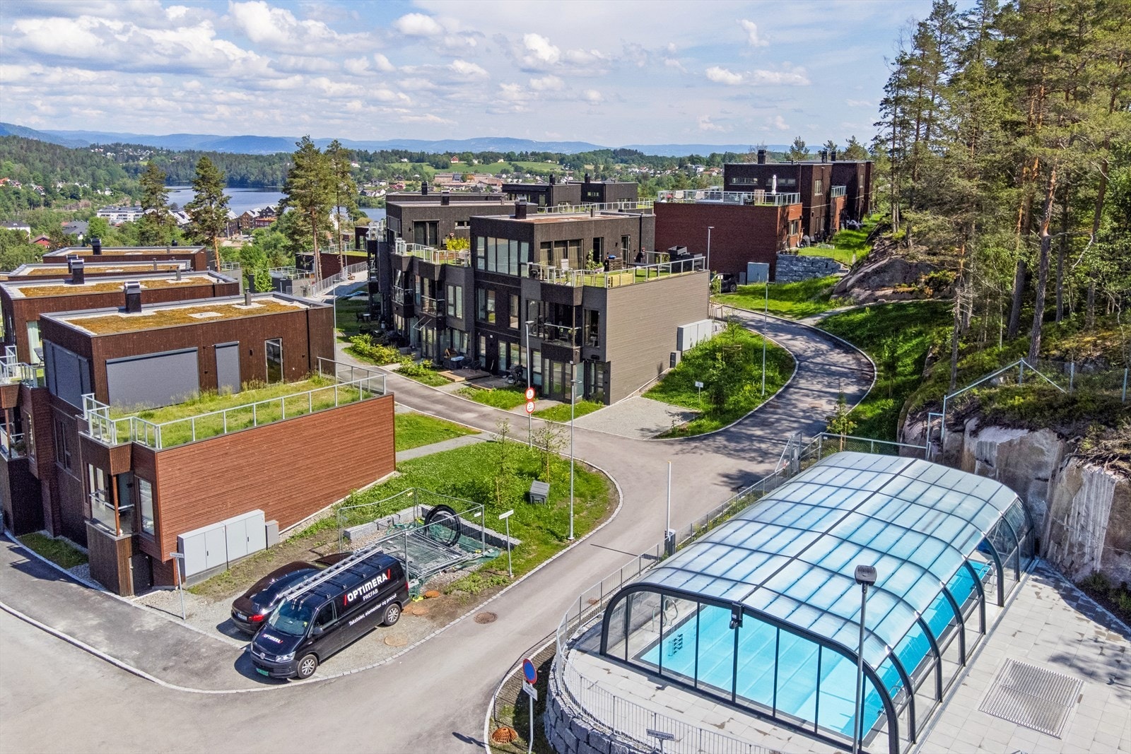 Felles utendørs svømmebasseng. Her kan beboerne nyte varme sommerdager! Galleribilde