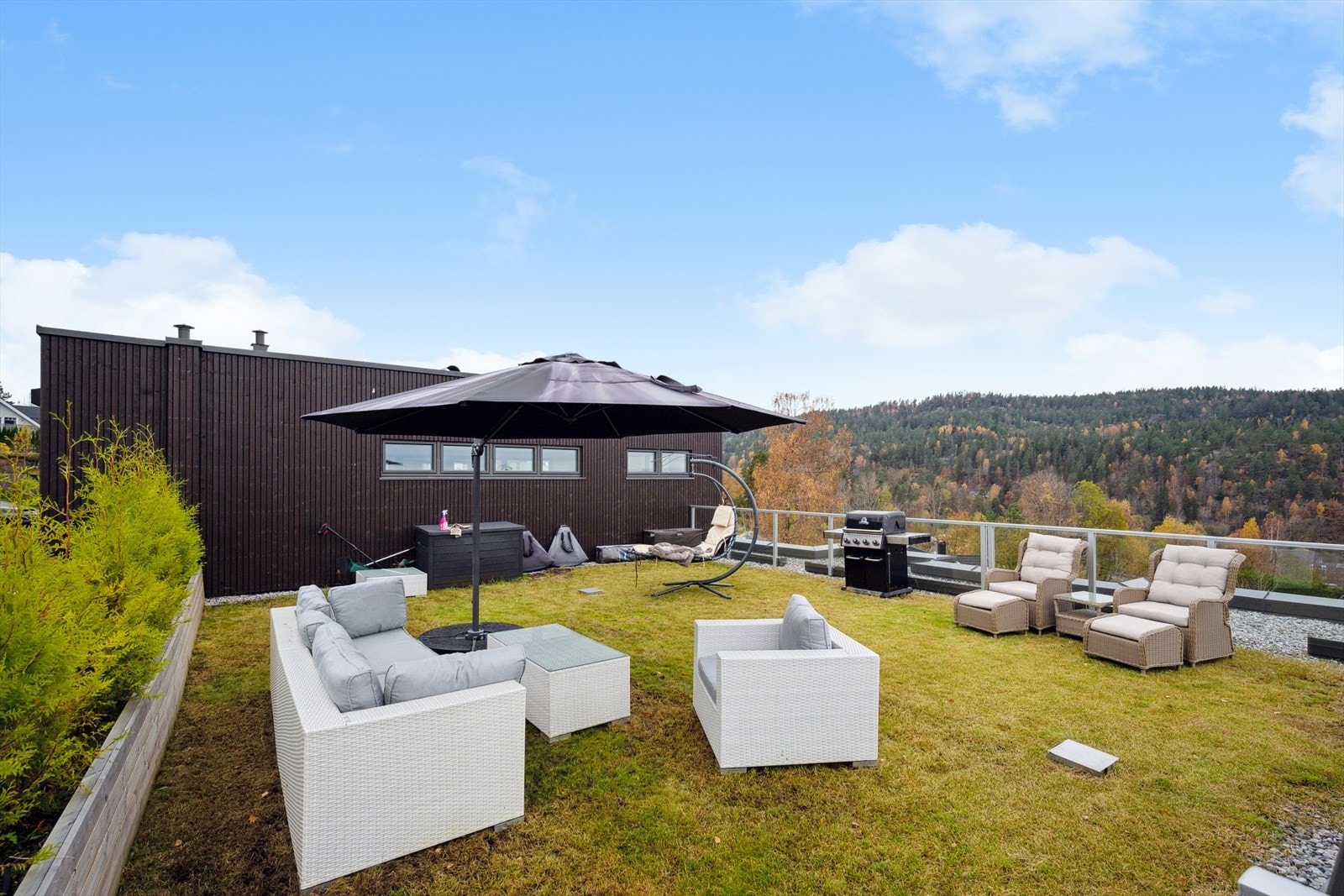 Her er det plass til hele familien på takterrassen Galleribilde