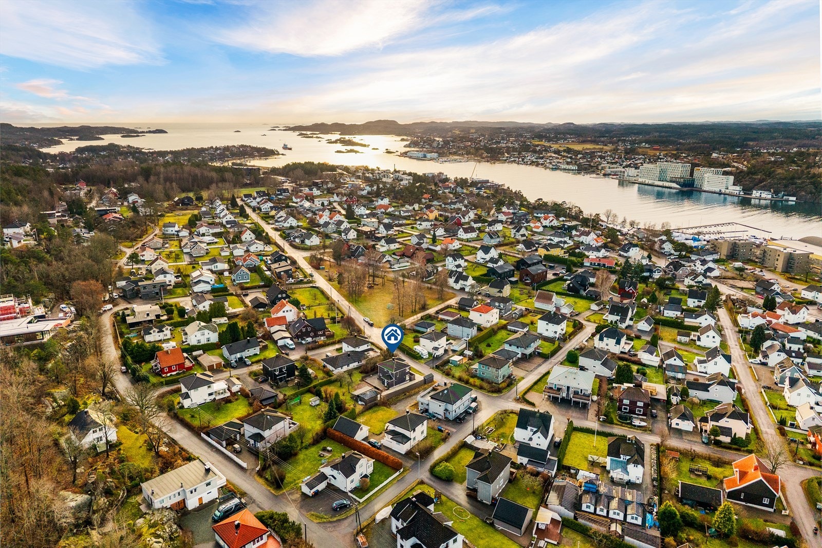 Stille og rolig gate med kort vei til barnehager, skoler og idrettsanlegg. Ca 3 km til Sandefjord sentrum Galleribilde
