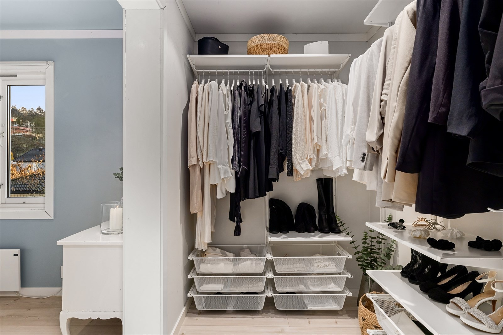 Praktisk garderobe-innredning medfølger Galleribilde