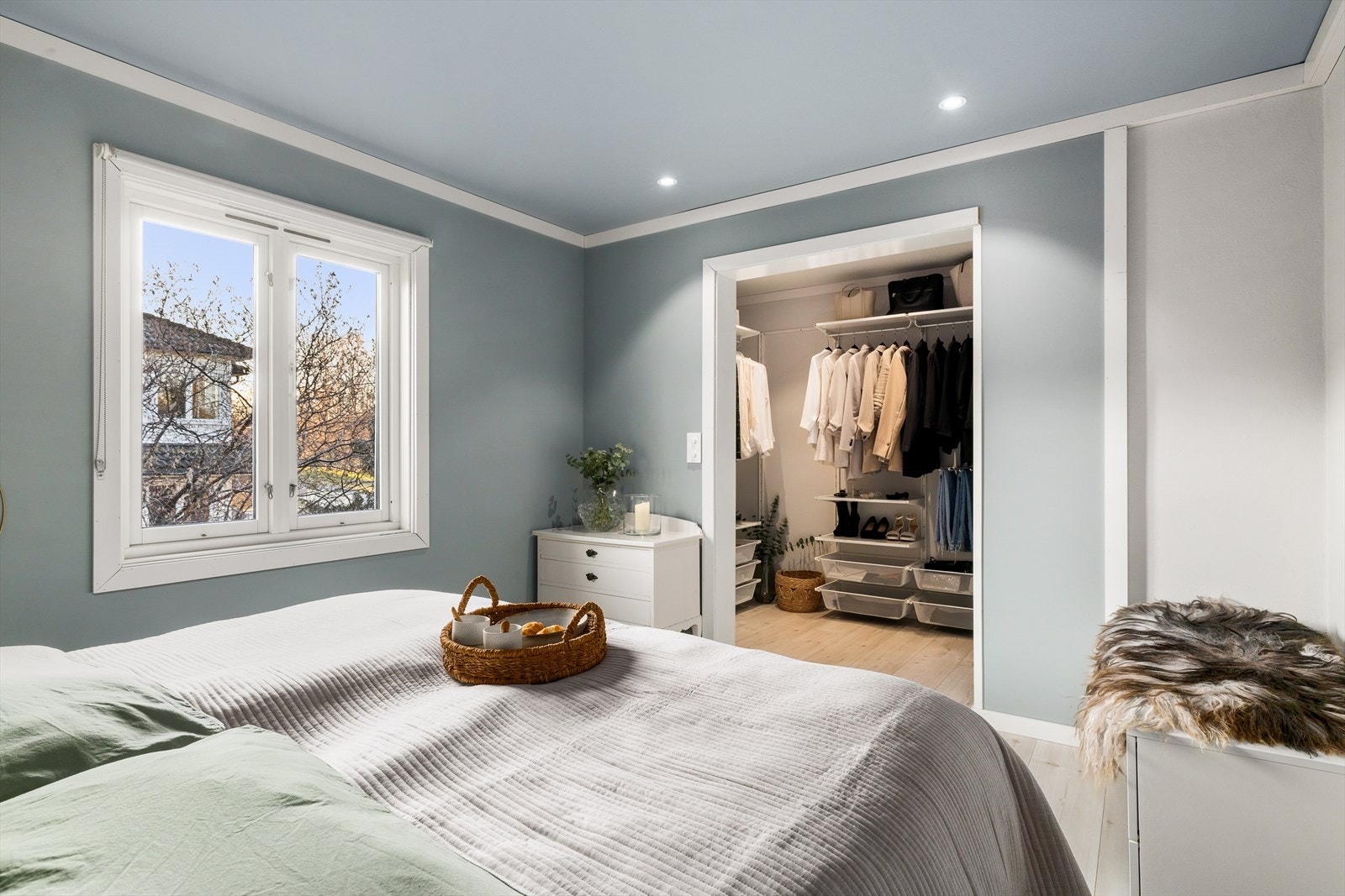 Stort walk-in-closet Galleribilde