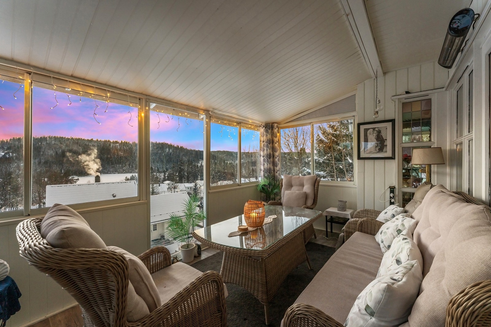 Fra stuen er det utgang til en innglasset veranda som forlenger utesesongen. Galleribilde