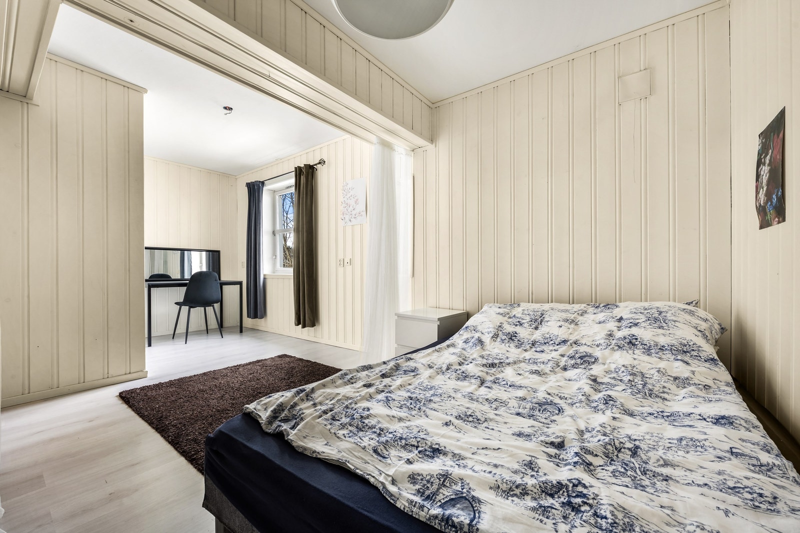 Romslig, innredet rom i underetasjen med panelplater på veggene. Avvik fra originale tegninger og ikke omsøkt til soverom. Ikke godkjent for varig opphold. Galleribilde