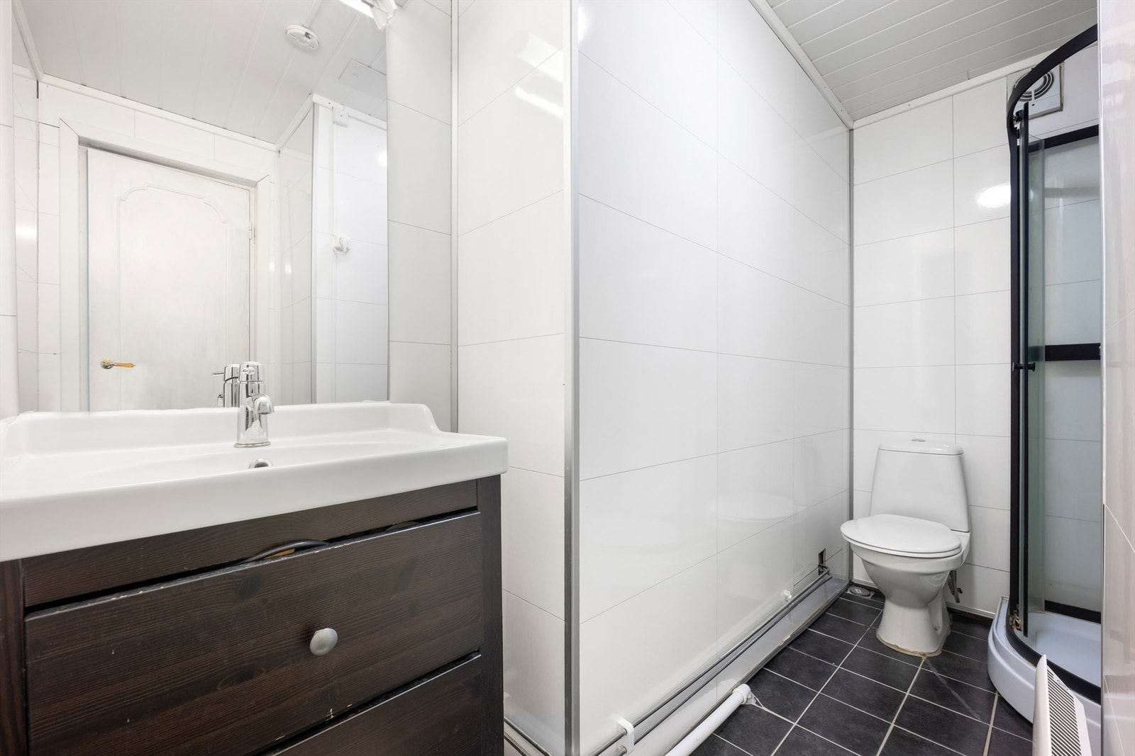 Det andre badet i underetasjen er fra byggeåret, men ble overflateoppusset i 2017 og har dusjkabinett. Galleribilde