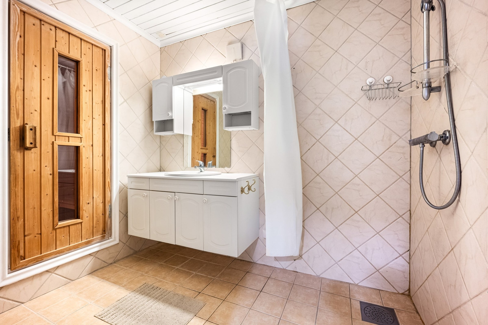 Det ene badet i underetasjen ble ombygget i 2022 og har flislagt gulv med gulvvarme. Galleribilde