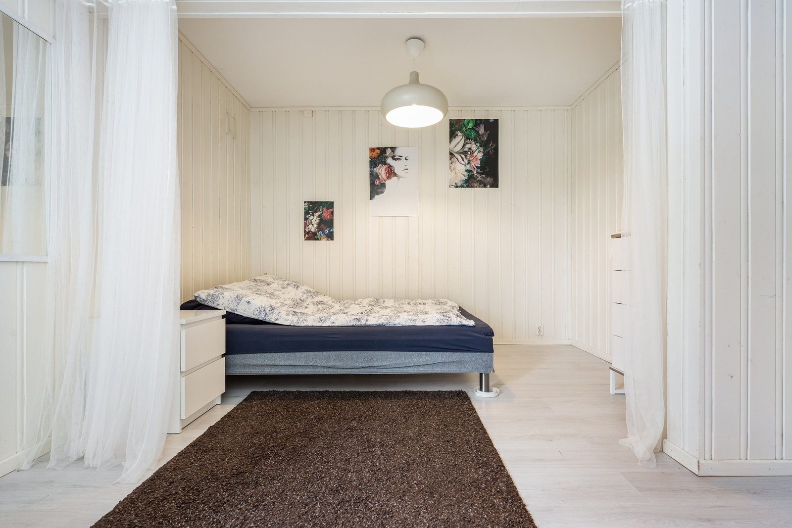 Et lyst og anvendelig rom med flere møbleringsmuligheter. Avvik fra originale tegninger og ikke omsøkt til soverom. Ikke godkjent for varig opphold. Galleribilde