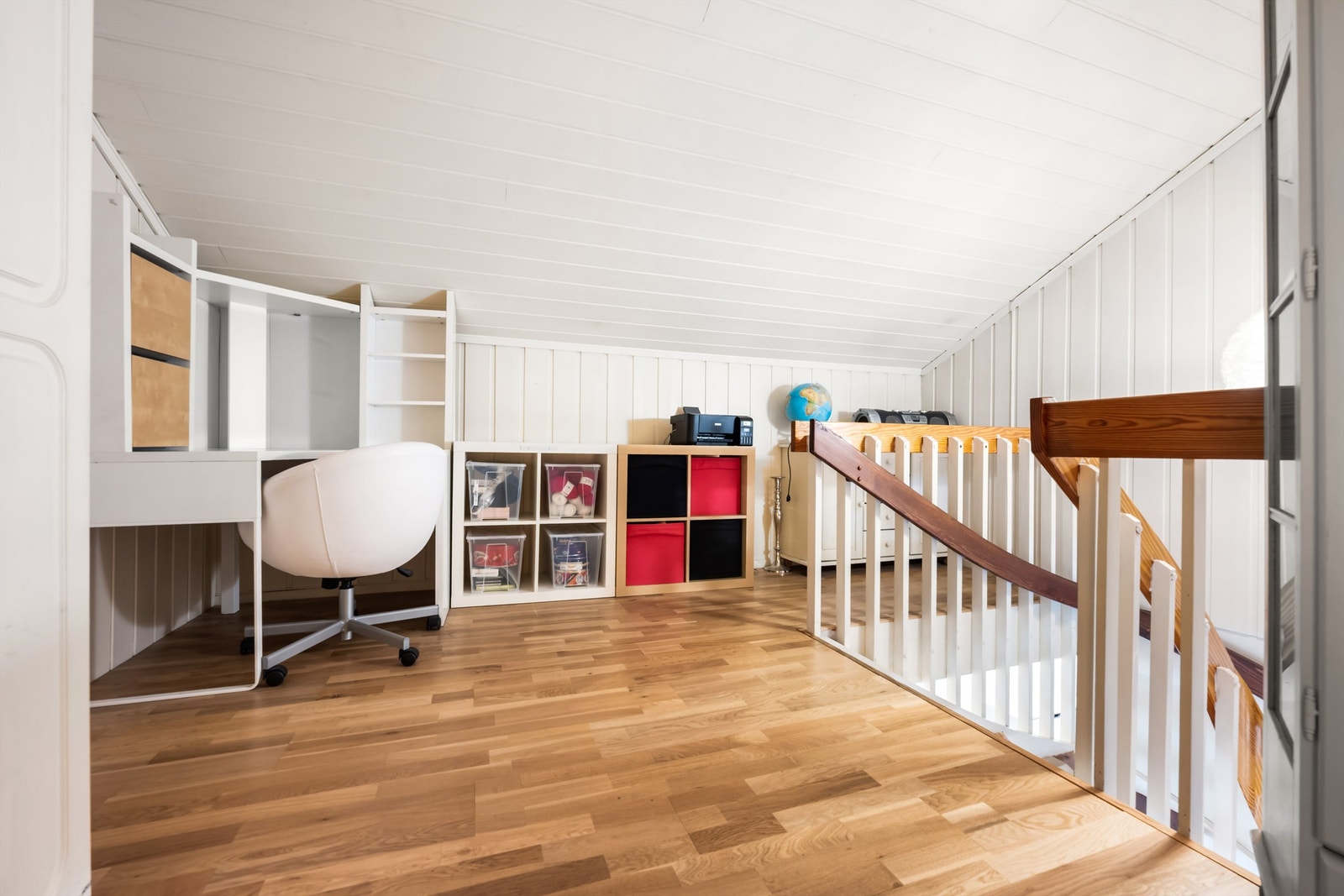 Det innredede loftet er et allsidig areal med plass til for eksempel en kontorløsning eller en ekstra TV-stue. Galleribilde