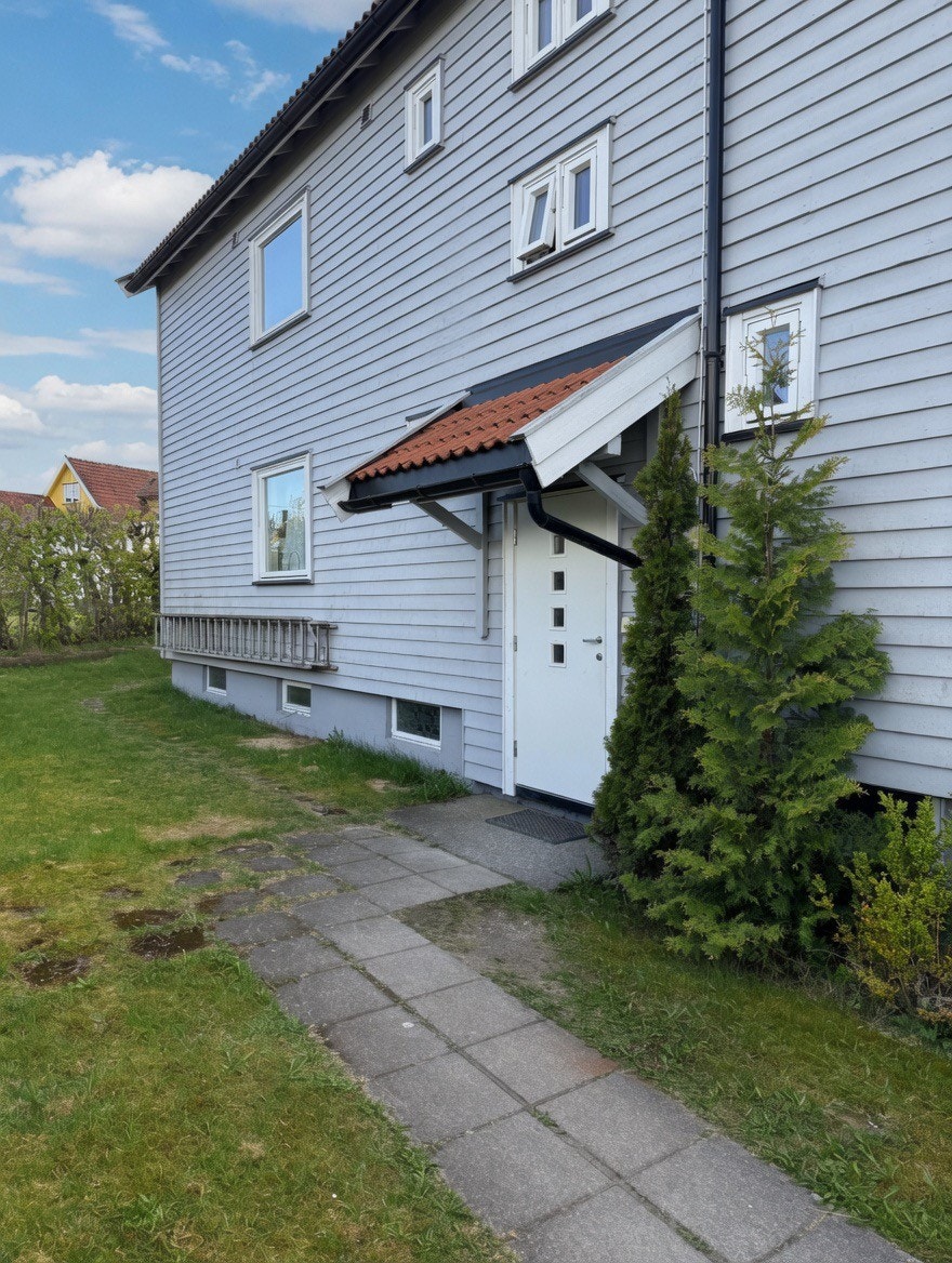 Leiligheten befinner seg i byggets 1.etasje, med enkel og praktisk adkomst. Galleribilde