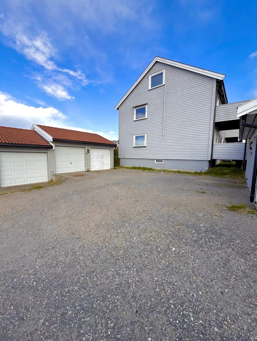 Garasjeplass medfølger andelen, hvor det er montert el-billader. Leiligheten ligger i et sentralt, barnevennlig og svært attraktivt boligområde på Ørejordet Galleribilde