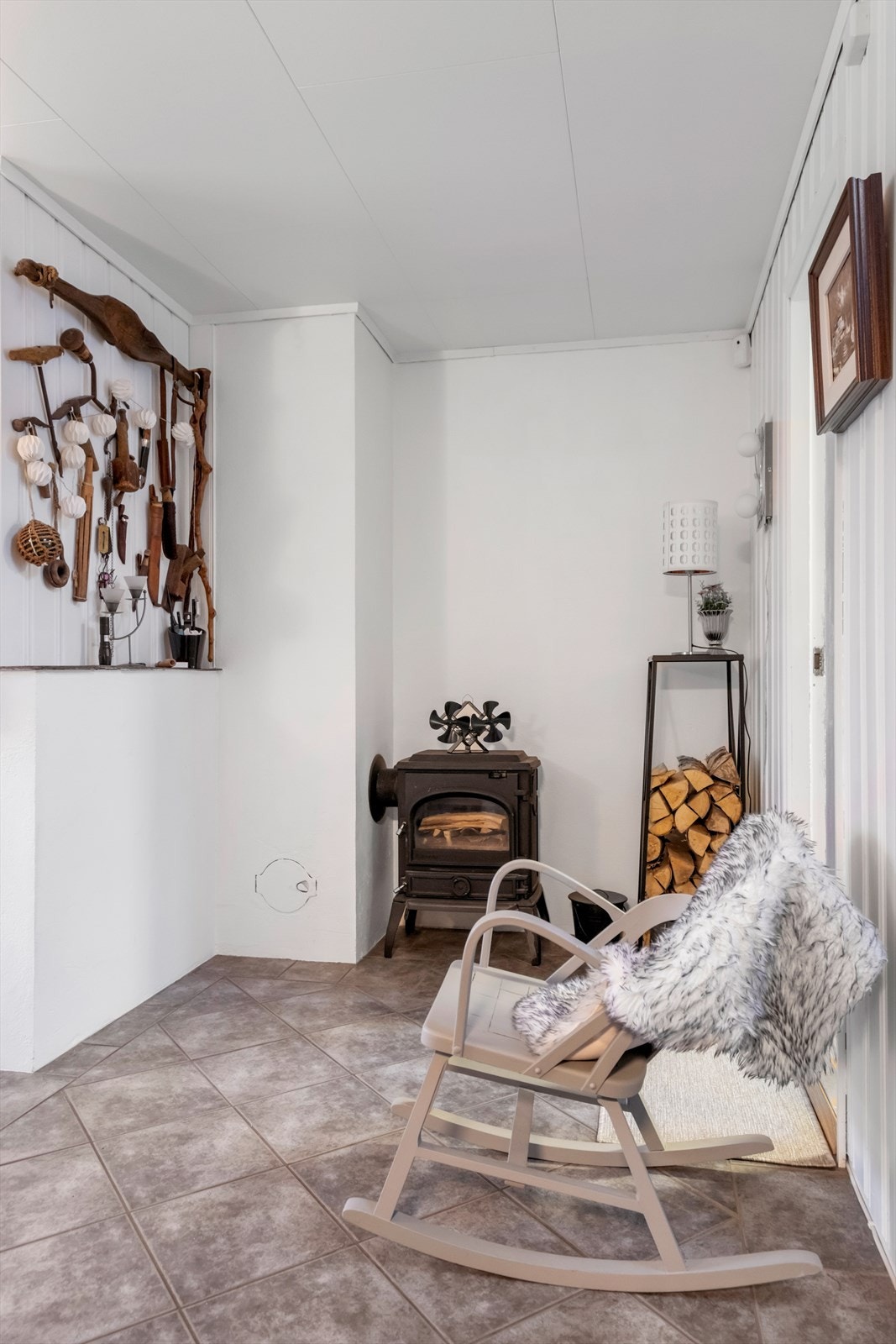 Plass til sitteområde ved siden av vedovn gir en hyggelig krok i gangen. Galleribilde