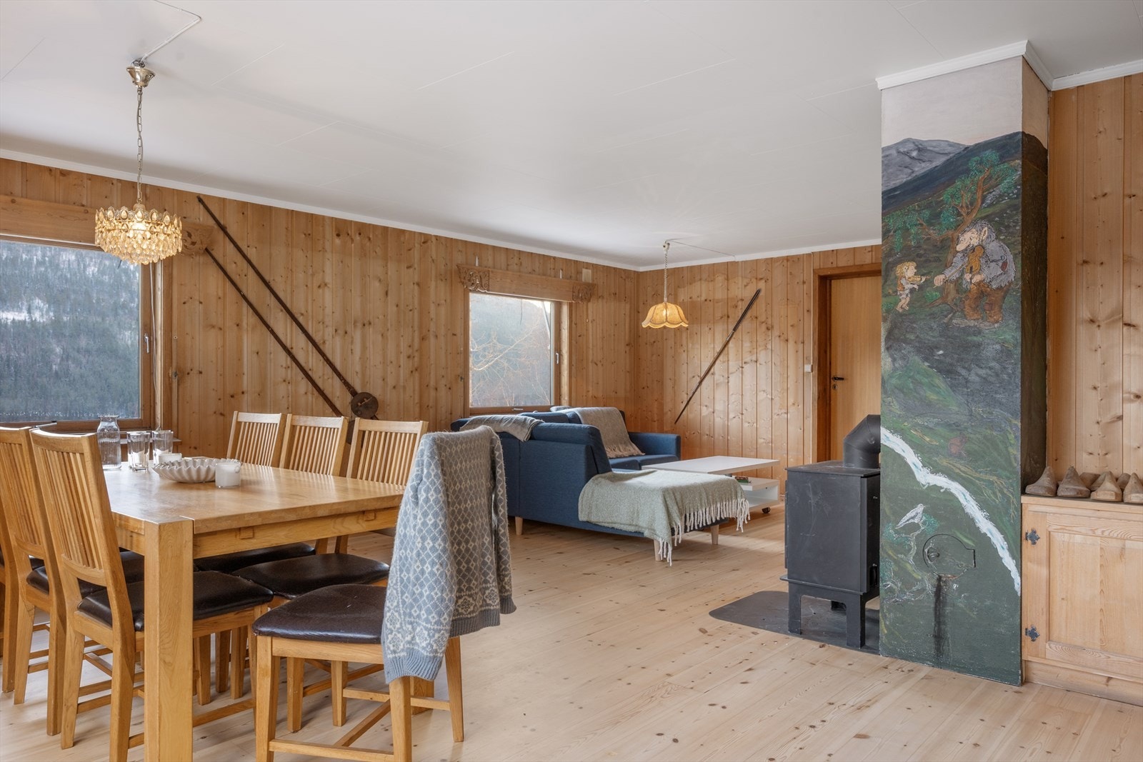 Gulvene i stuen er nylig slipt, noe som gir en lys overflate. Galleribilde