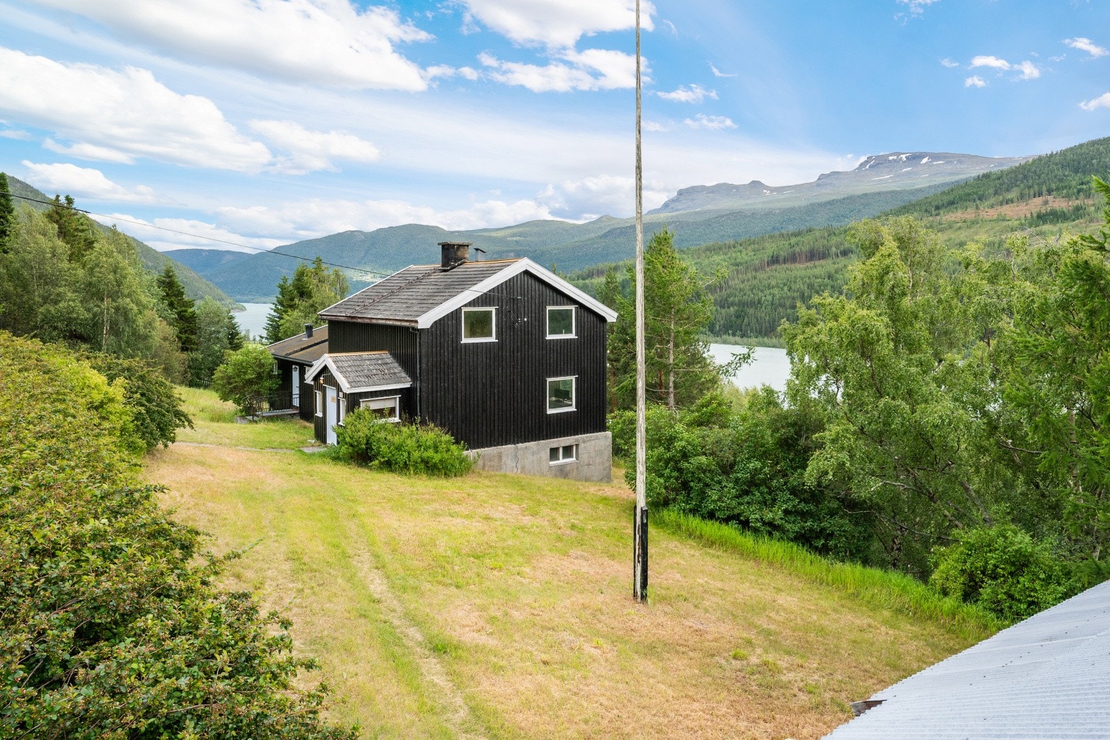 Enebolig med stor tomt og en frittstående låve, beliggende i Lia i Lom. Galleribilde