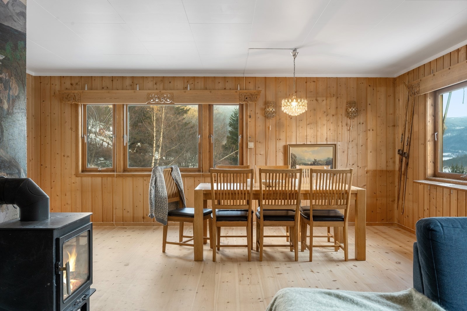 Velkommen inn i den romslige stuen. Her er det god plass til både sofagruppe og spisebord. Galleribilde
