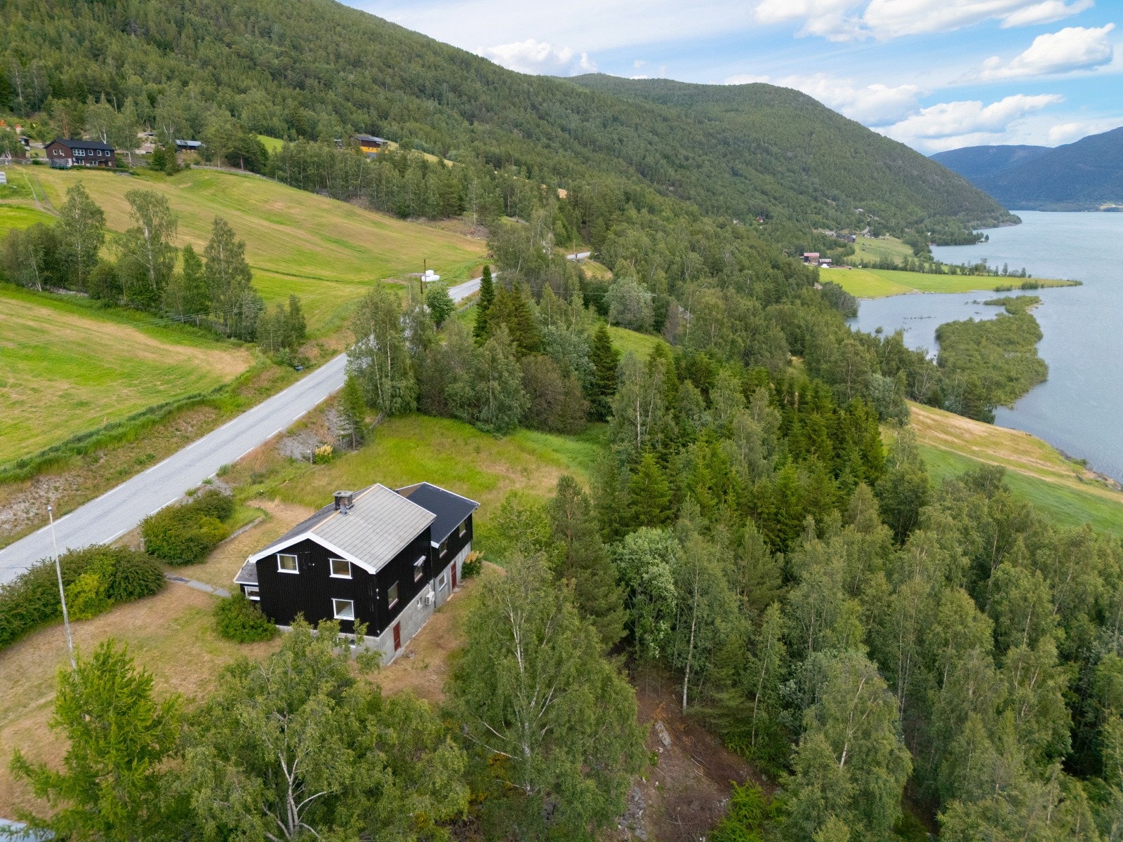 Eiendommen ligger i et område med spredt bolig- og gårdsbebyggelse, og man bor med umiddelbar nærhet til storslått natur. Galleribilde