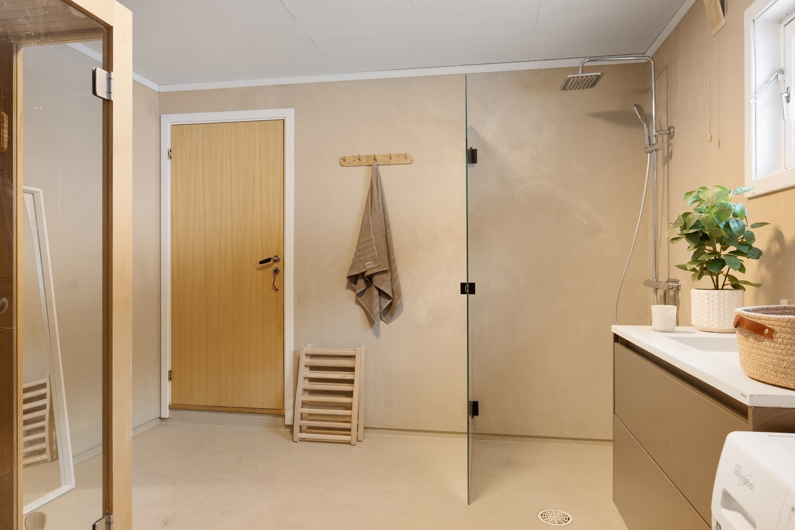 Dusjnisje med glassdør og regnfallsdusj. Galleribilde