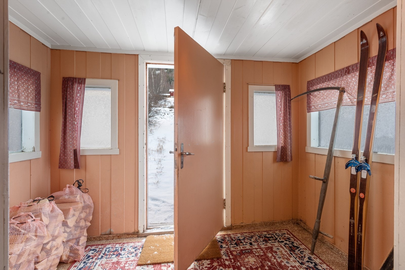 Velkommen inn i et praktisk vindfang med plass til oppbevaring av yttertøy og sko. Galleribilde