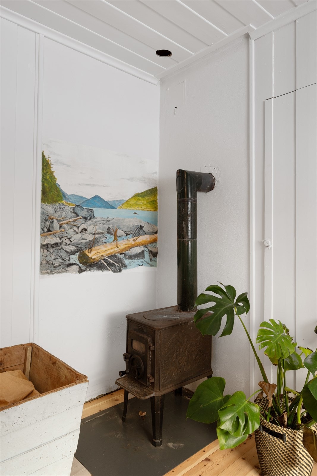 Brannmuren på kjøkkenet har også et fint maleri. Galleribilde