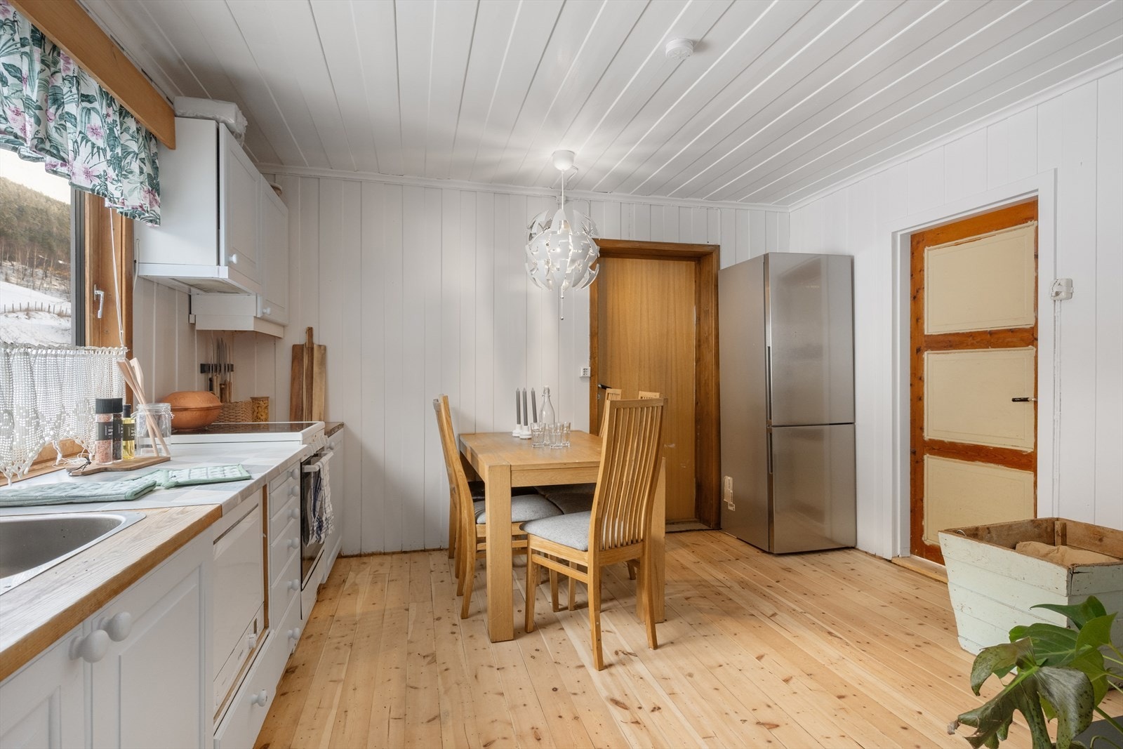 Kjøkkenet i første etasje er romslig, og har god plass til kjøkkenbord. Galleribilde