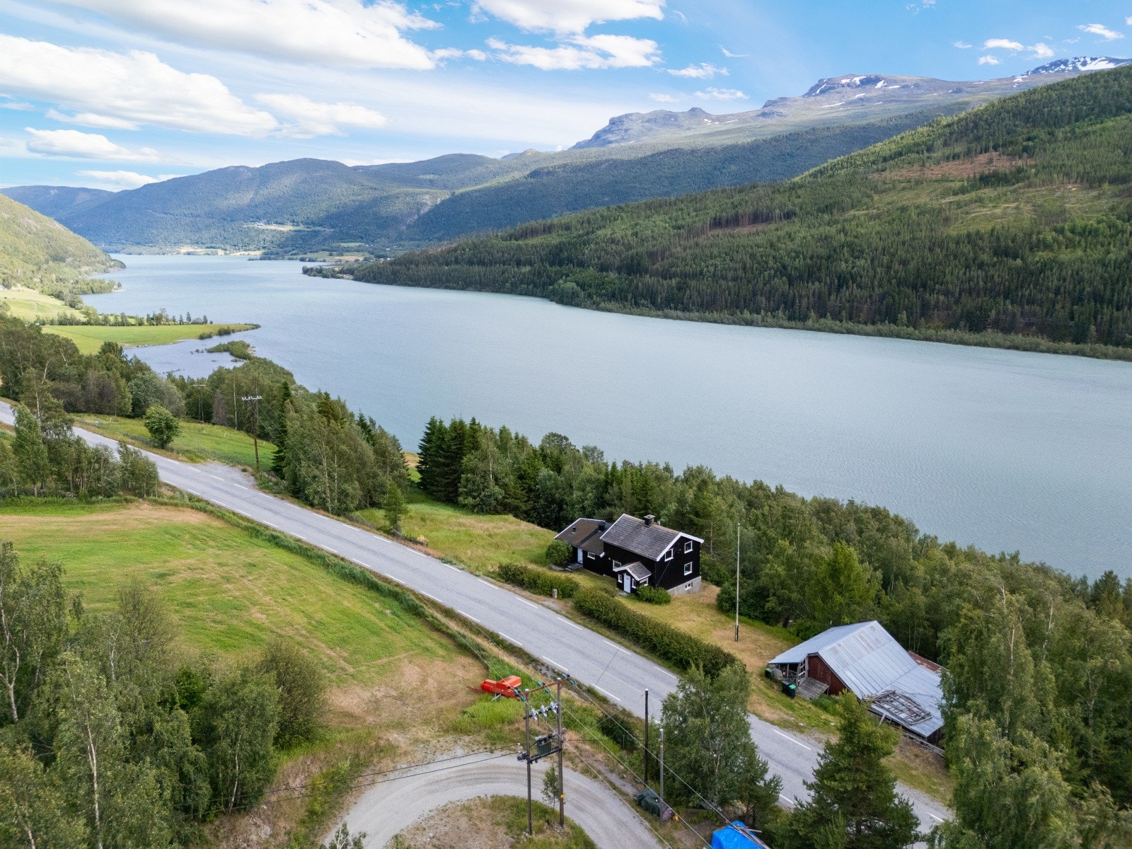 Eiendommen ligger idyllisk til i landlige omgivelser, med svært fin utsikt både østover mot Garmo.. Galleribilde