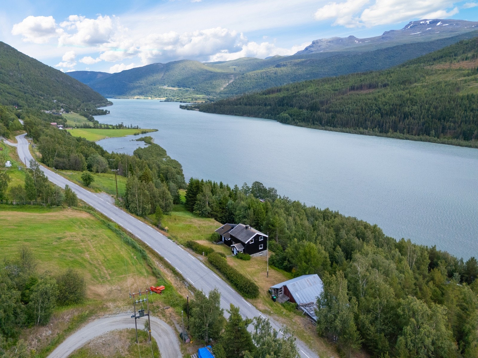 Fra eiendommen er det god utsikt mot de fine fjellområdene. Galleribilde