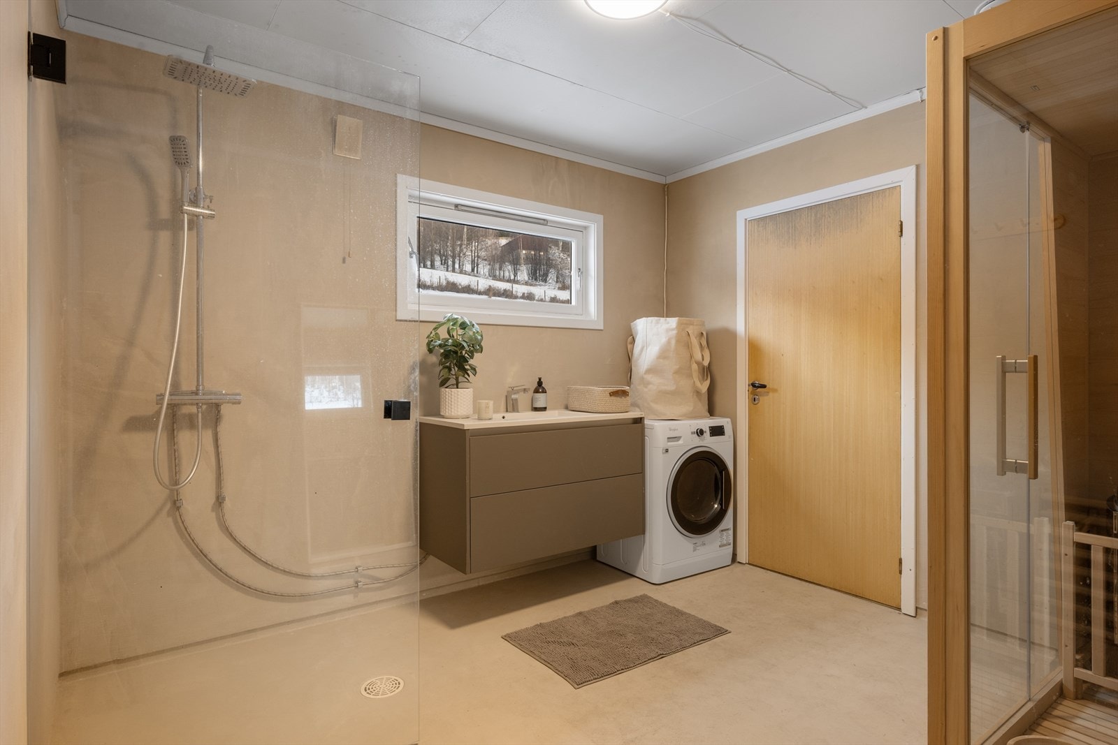 Badet i hovedetasjen er pusset opp med mikrosement på overflatene. Galleribilde
