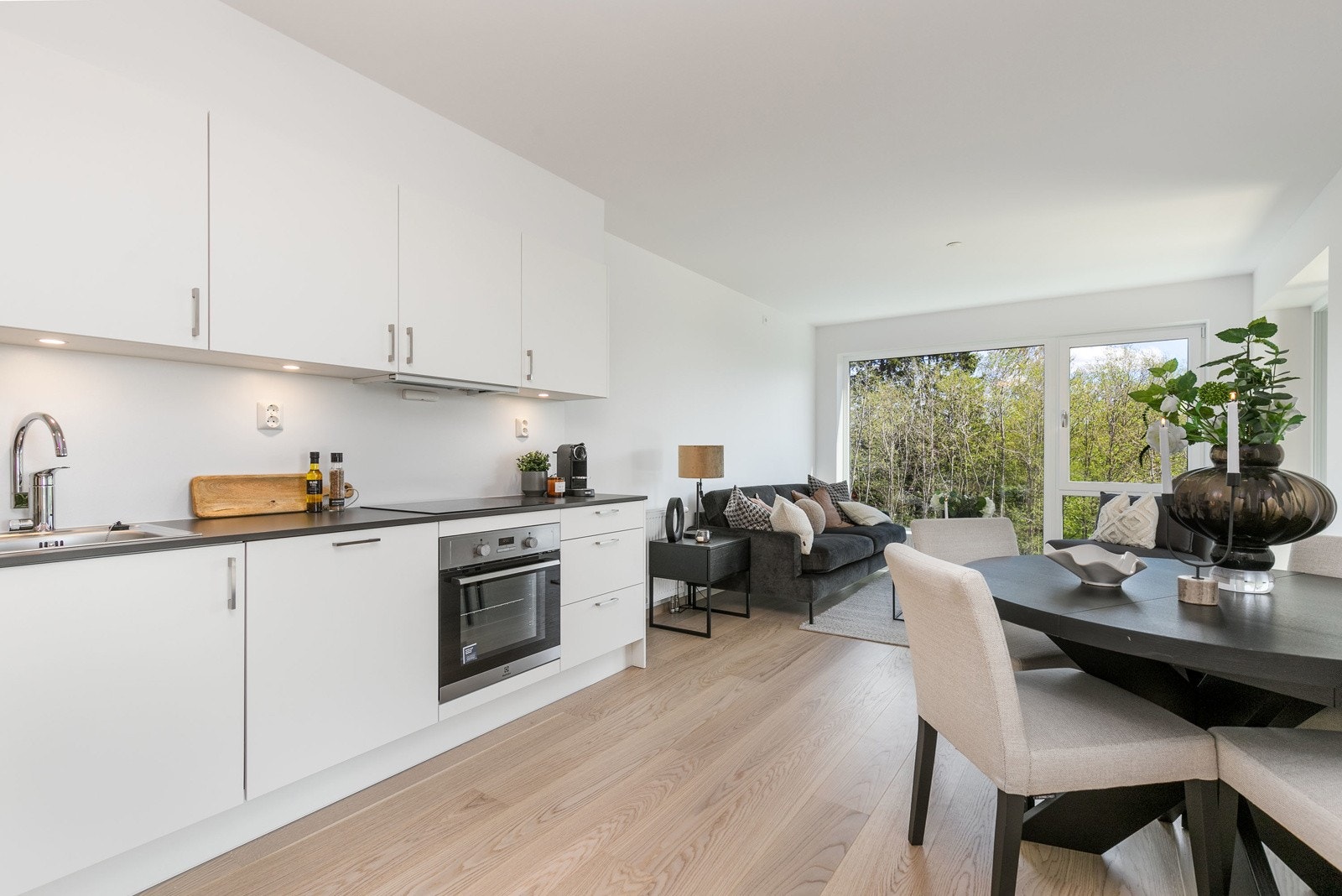Leiligheten har oppvarming med vannbåren varme via radiatorer, samt balansert ventilasjon med varmegjenvinning. En meget energieffektiv bolig! Galleribilde