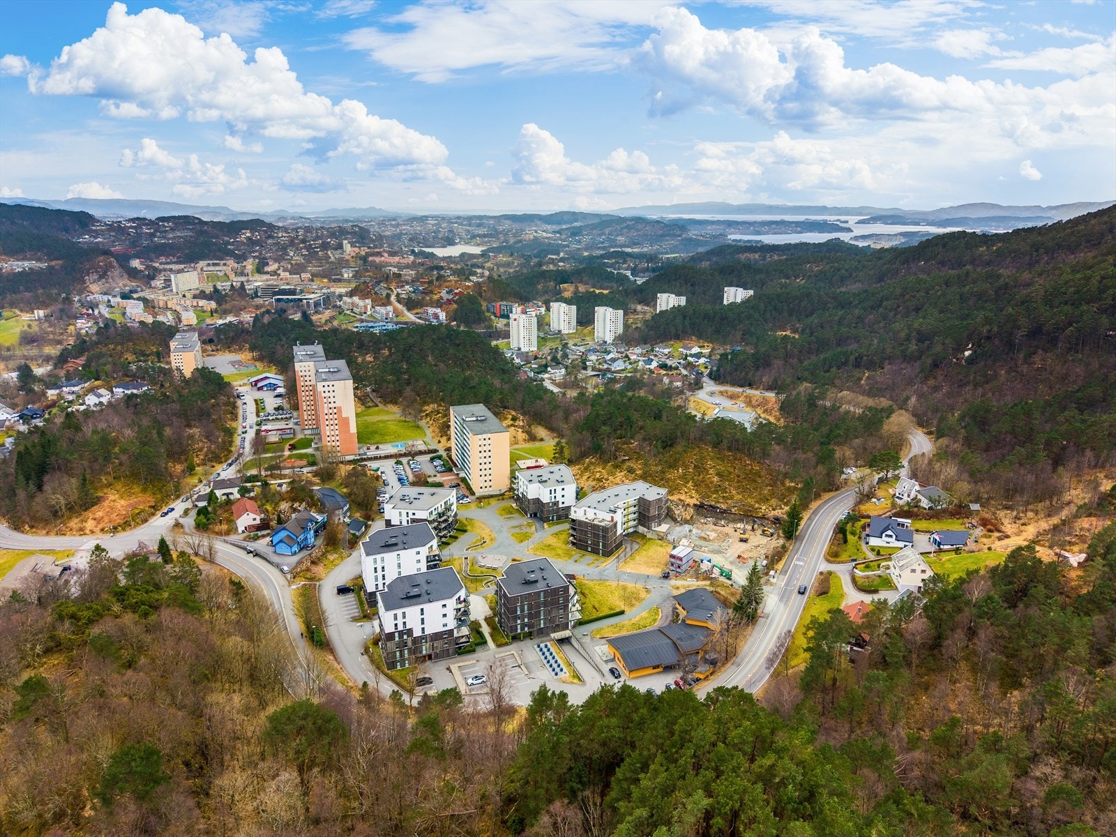 Rolig og pent boligområde i Fyllingsdalen - Busstopp rett ved - Fine tur- og treningsmuligheter i nærområdet Galleribilde