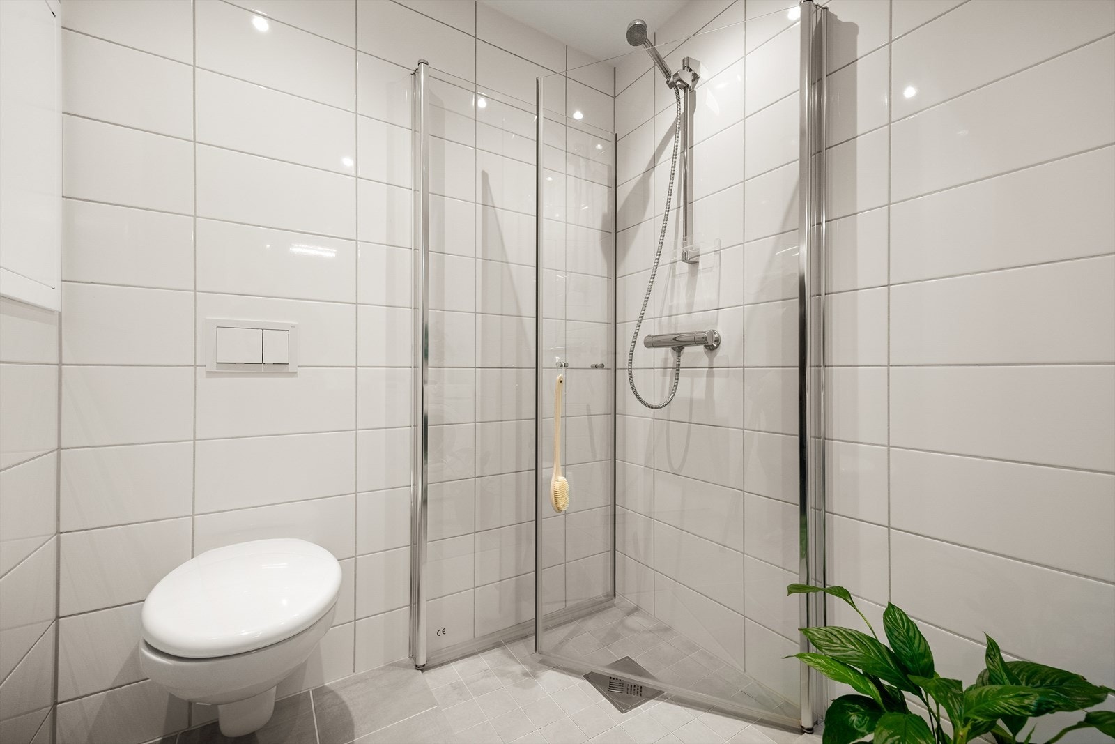 Moderne og pent baderom/wc - Gulvvarme - Downlights - Mobile dusjdører - Vegghengt wc - Rør i rør system Galleribilde
