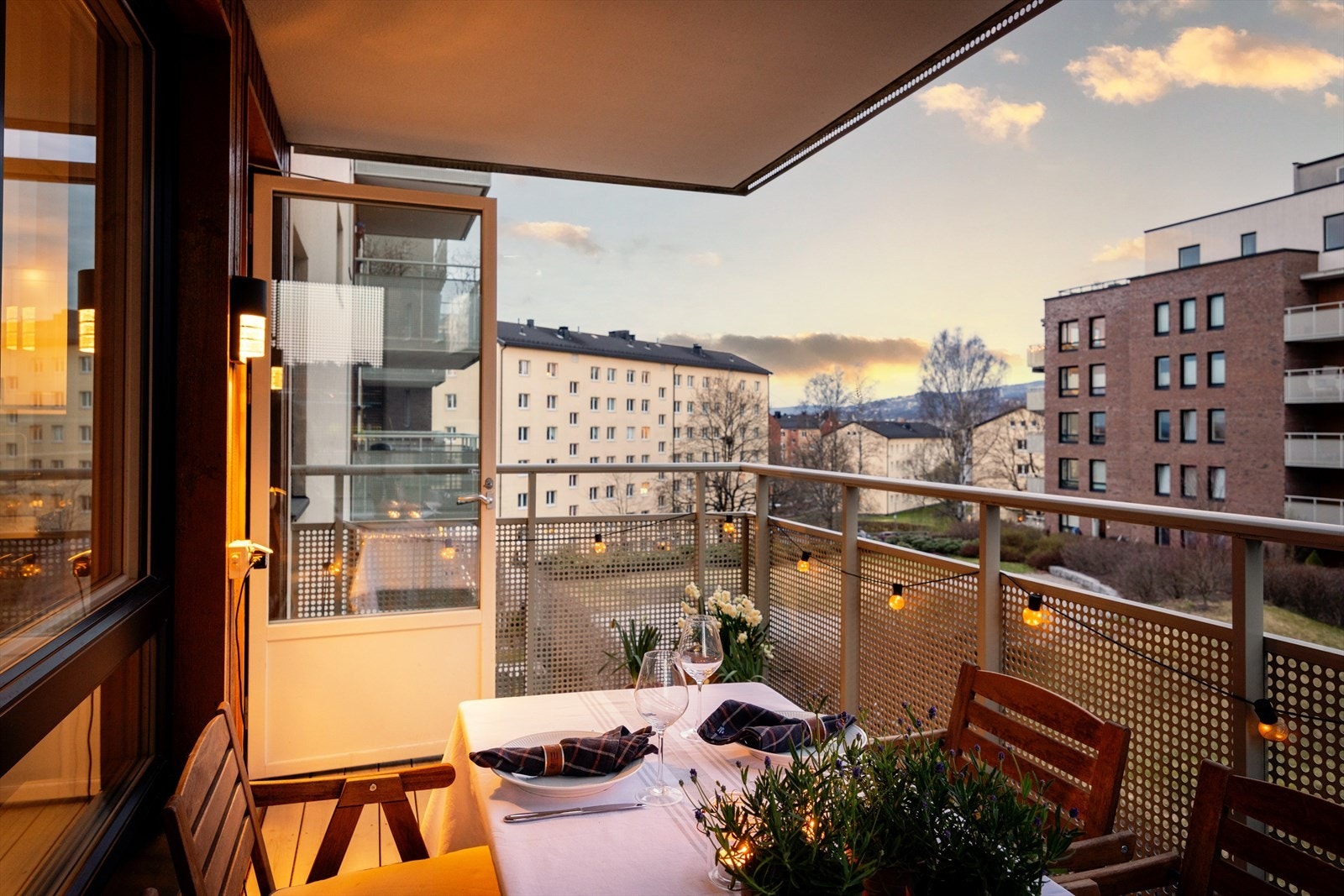 Balkongen kan naturlig deles inn i ulike soner med plass til sittegrupper, grill og beplantning. Galleribilde