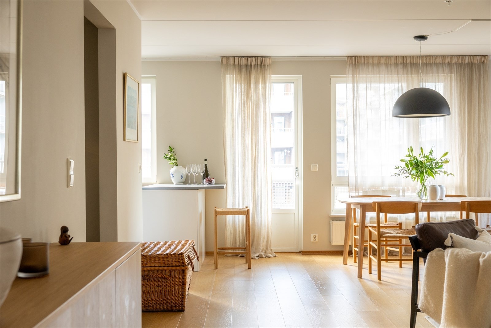 Fra stuen er det utgang til en av boligens to balkonger. Galleribilde