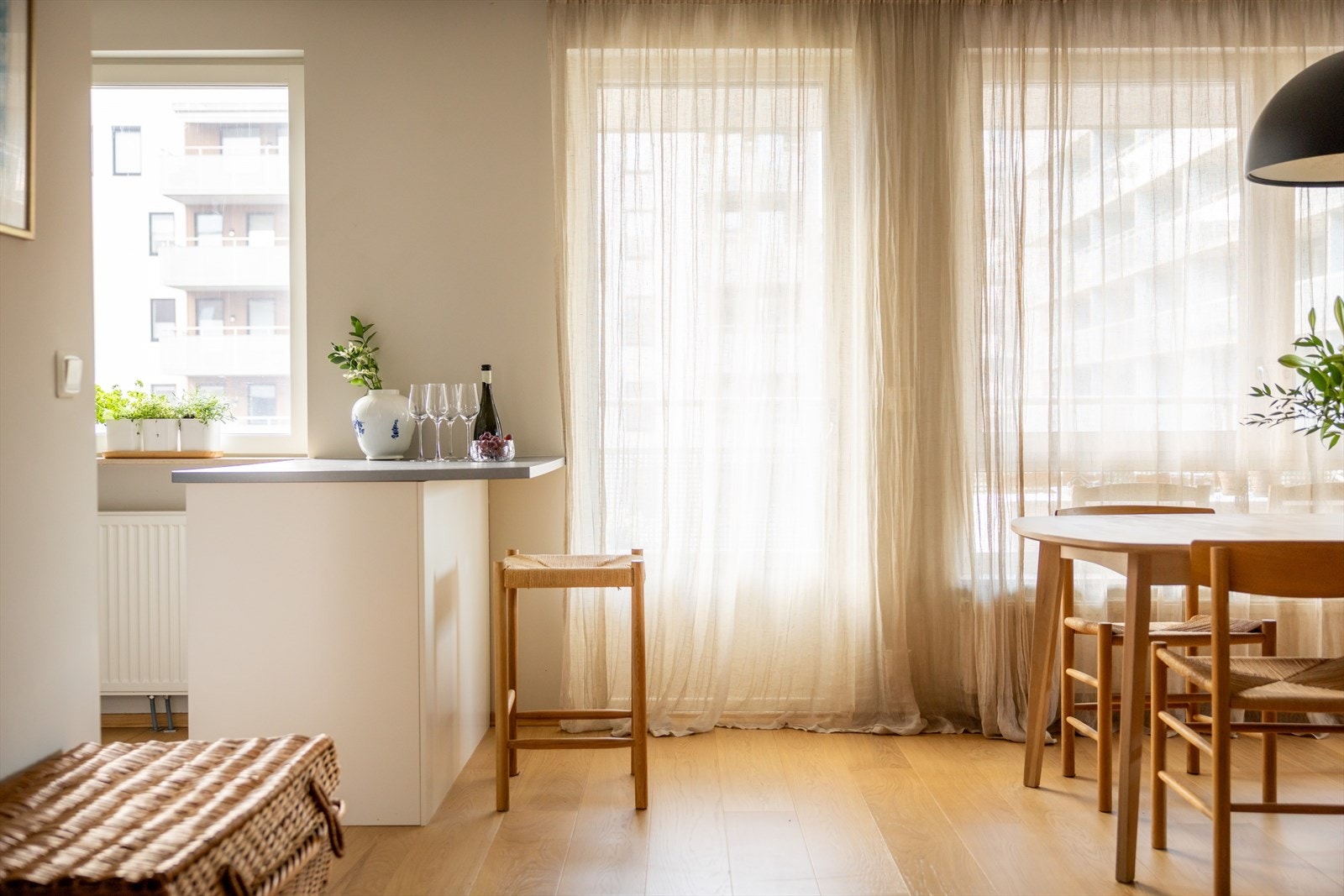 Praktisk øy med sitteplass! Galleribilde