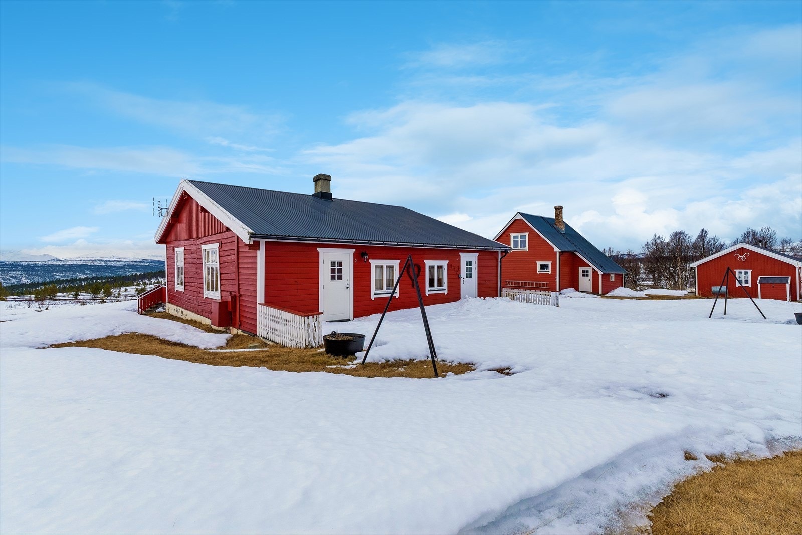 Eiendommen er en del av Nordre Gruve Fritidsområde, et tun med historisk sus fra den gamle gruvedriften i Folldal. Galleribilde
