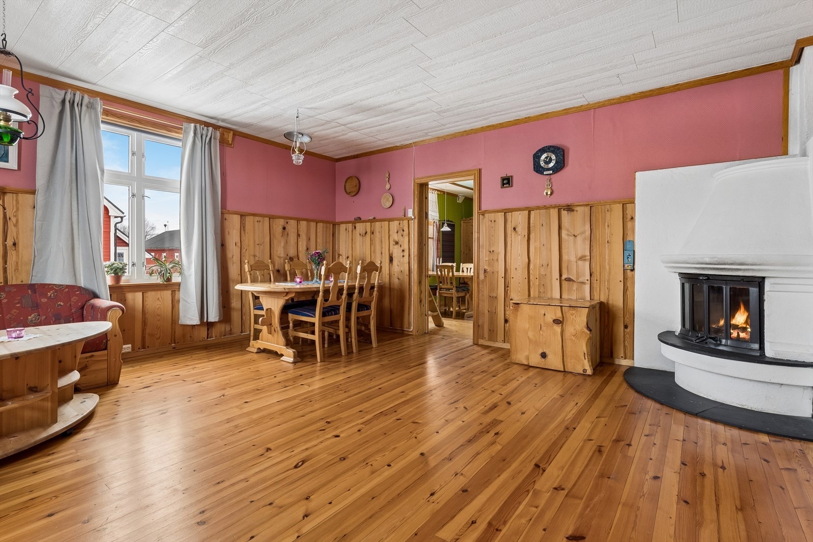 Fra stuen er det åpen tilgang til kjøkkenet, noe som skaper en sosial og åpen atmosfære i hyttas hovedrom. Galleribilde