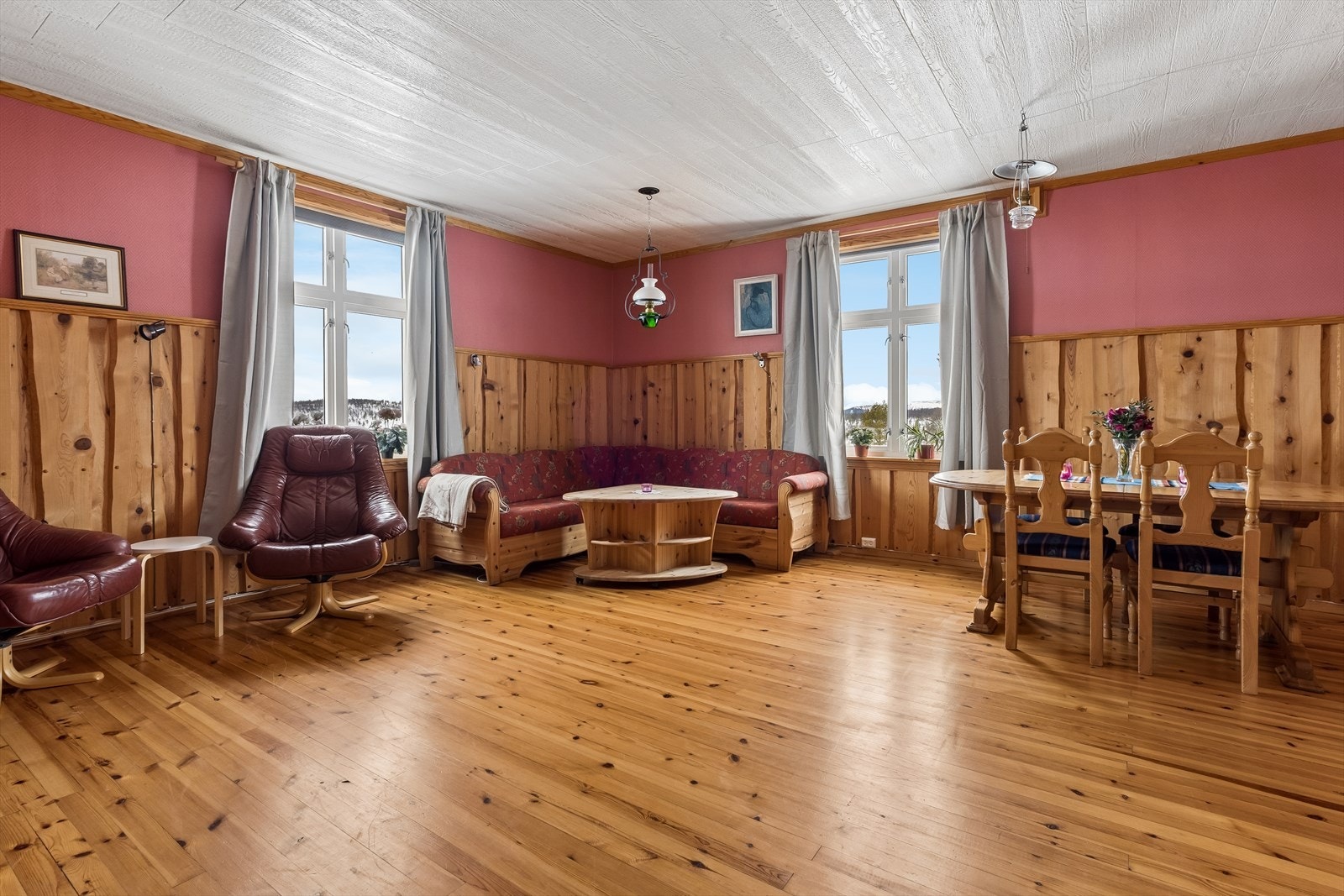 Stuen er romslig med god plass til både sofagruppe og spisebord. Vinduene med 2-lags glass er fra 1999. Galleribilde