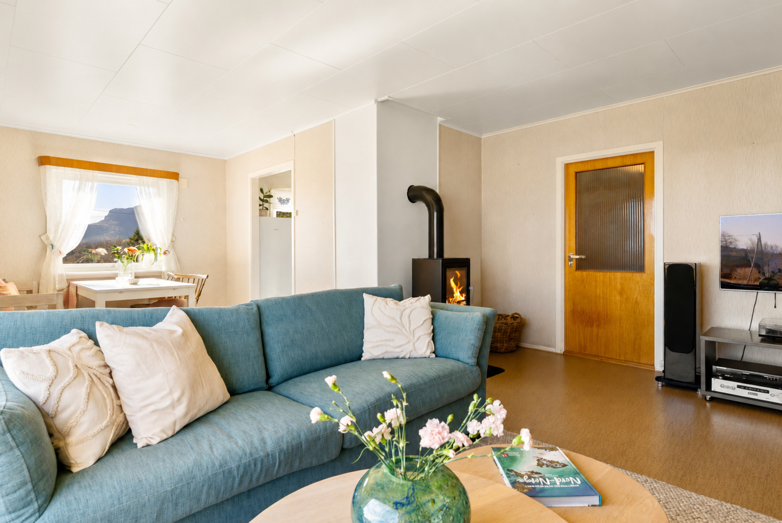 Og en moderne vedovn er installert som et sentralt element i rommet, og bidrar med både effektiv varme og en lun og koselig atmosfære på kalde dager. Galleribilde