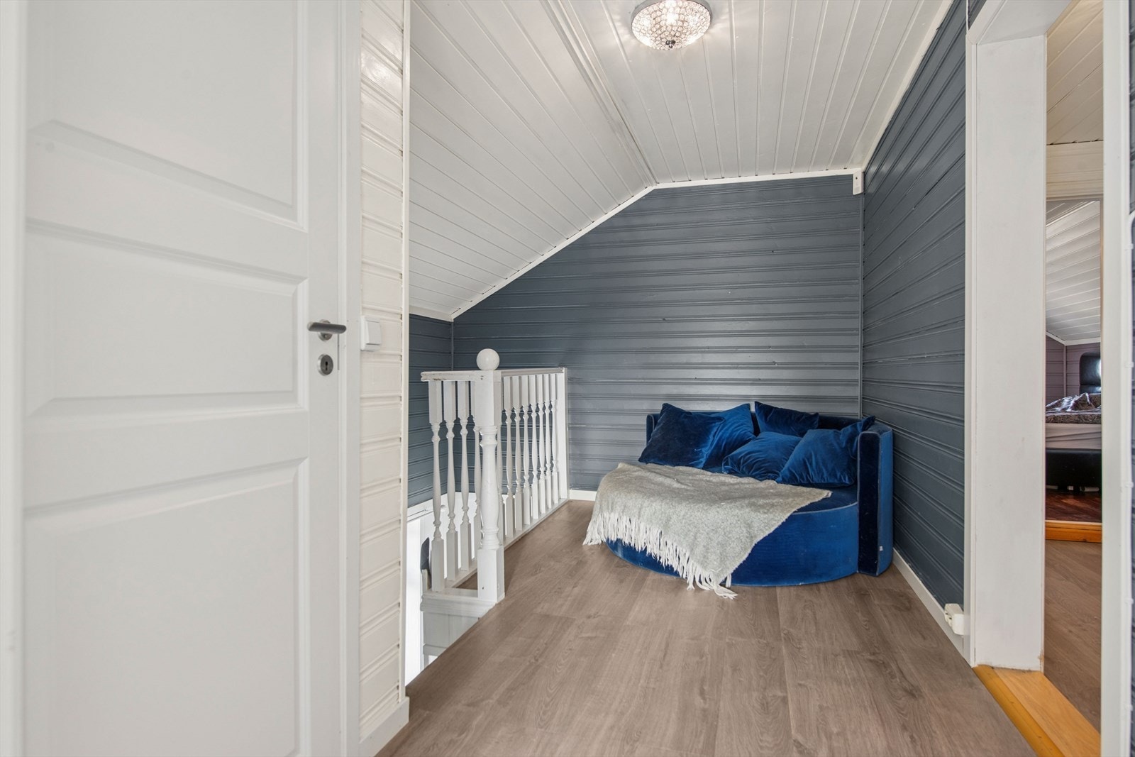 Gang i andre etasje med plass til en liten sittegruppe. Galleribilde