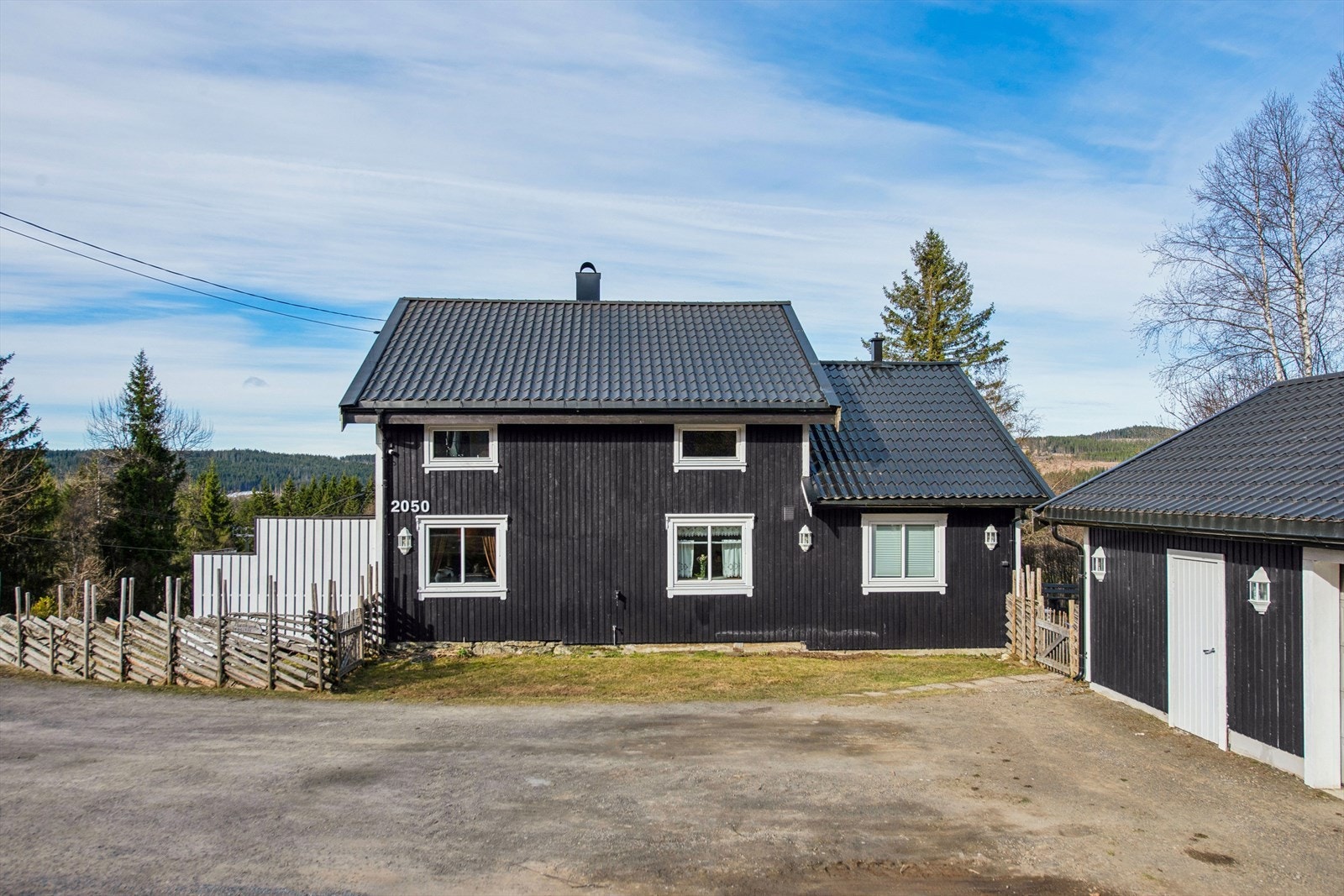 Eiendommen har en landlig og familievennlig beliggenhet, med dagligvarebutikk og skole en kort kjøretur unna. Galleribilde