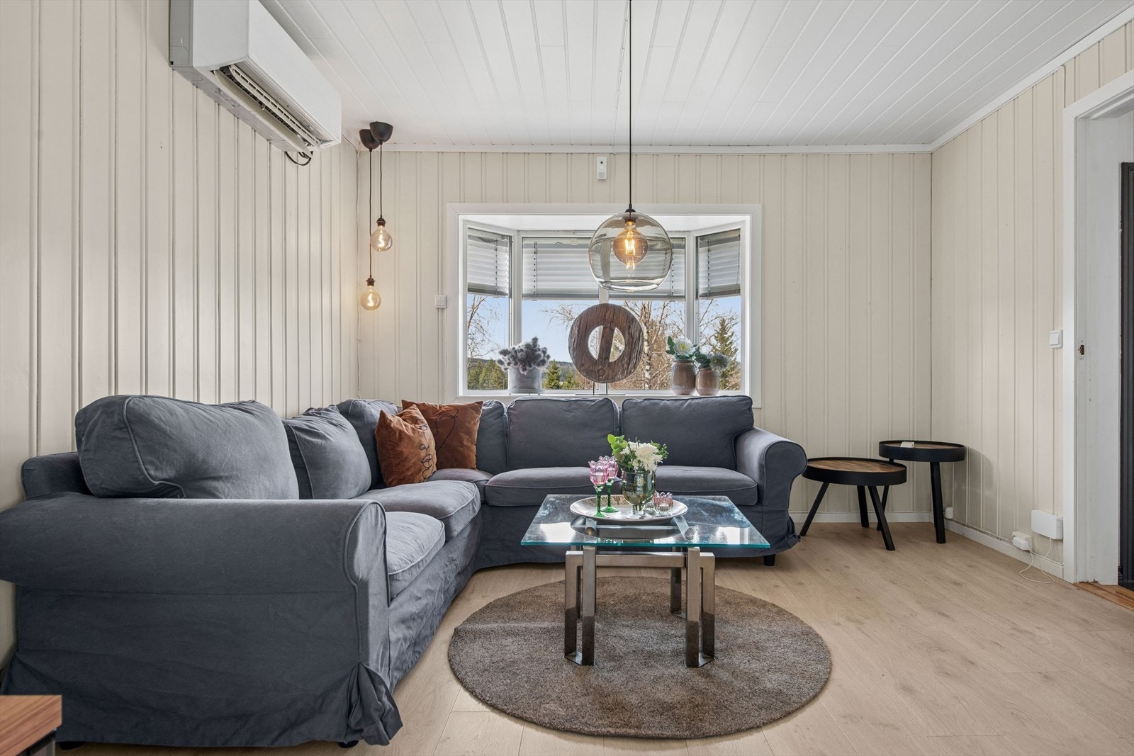 Her er det god plass til en romslig sofagruppe. Galleribilde