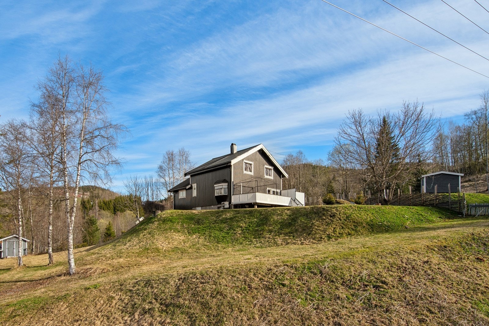 Boligen har utvendig trepanel fra 2005/06 og tak tekket med metallplater fra 2015. Galleribilde