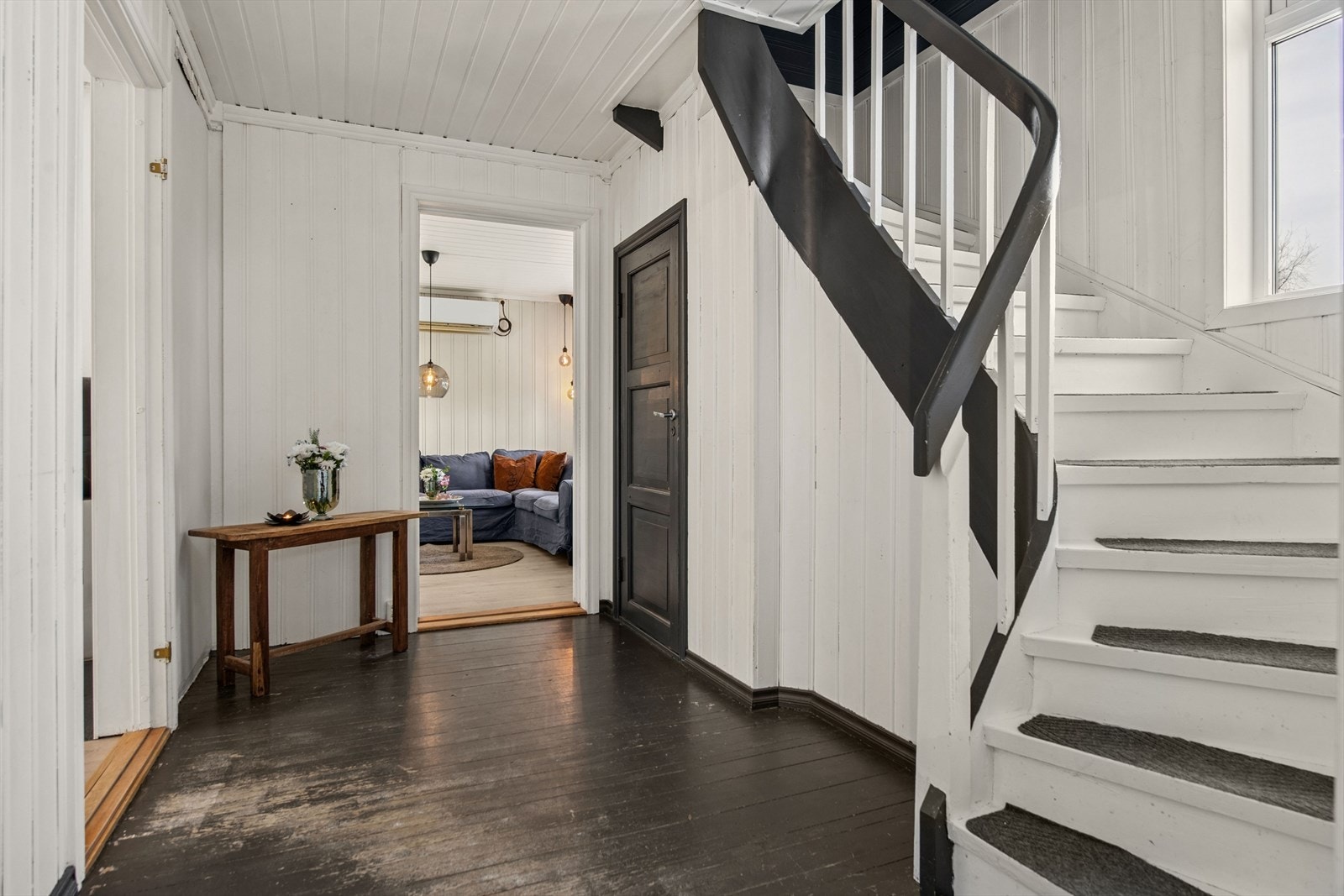 Tretrappen forbinder første og andre etasje. Galleribilde