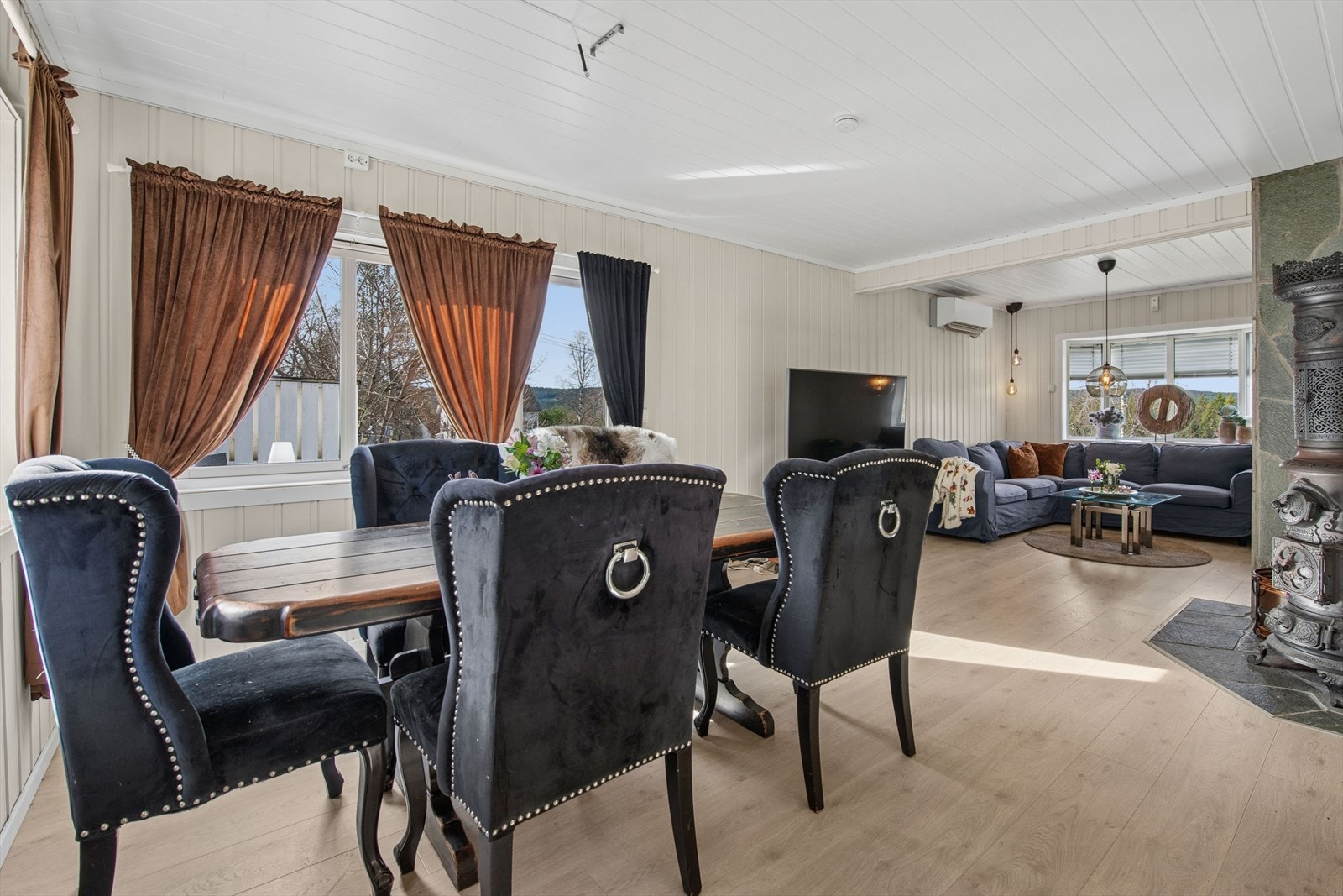 Fra stuen er det direkte utgang til verandaen via en terrassedør. Galleribilde