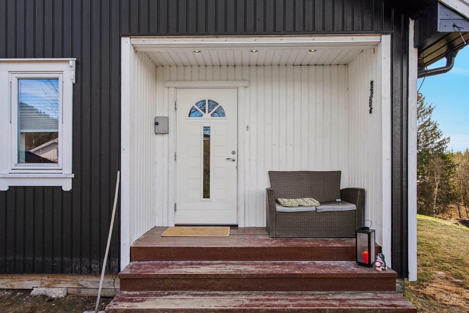 Overbygget inngangsparti med en ytterdør fra 2018. Galleribilde