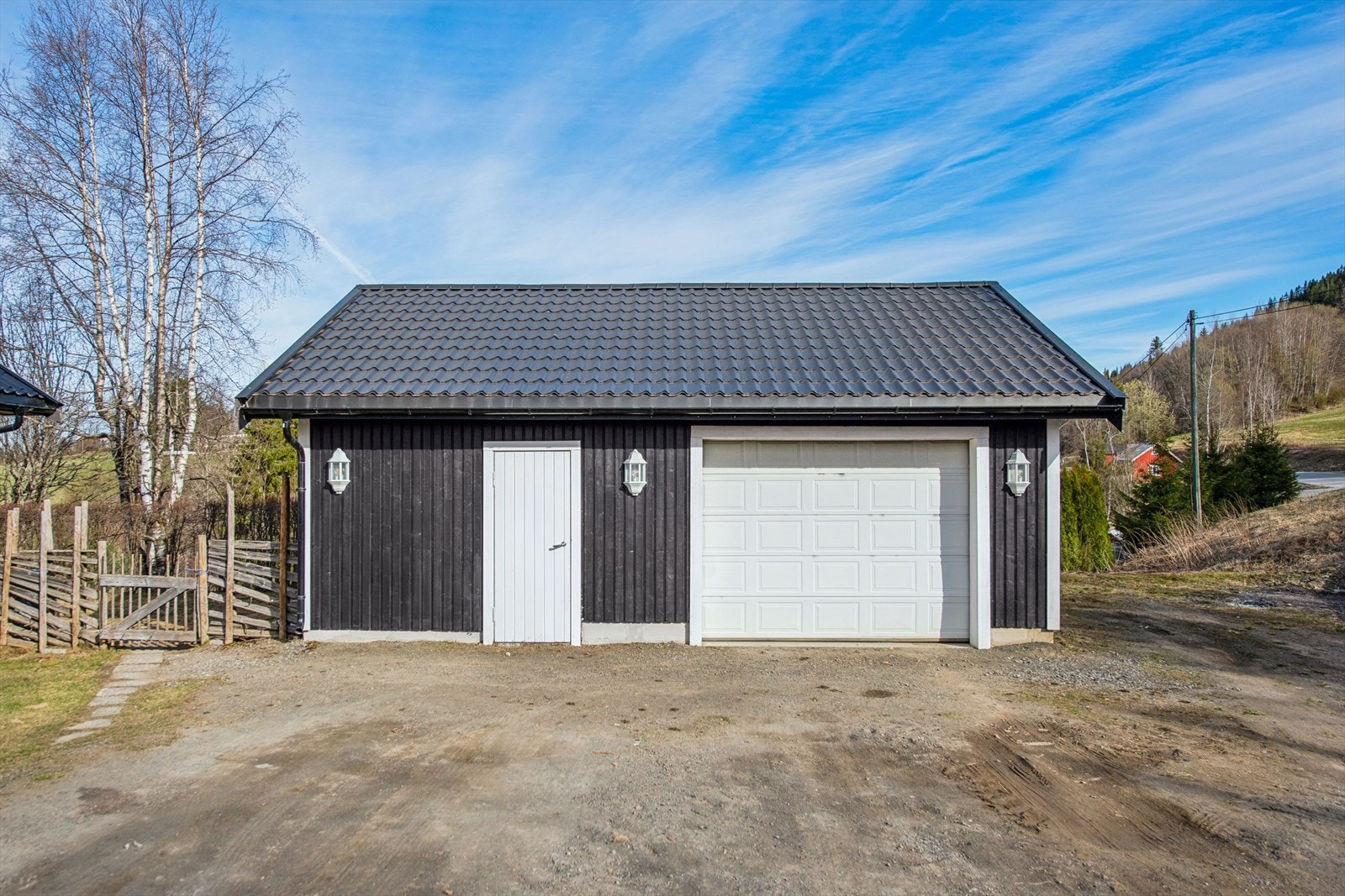 Garasje på 42 m² oppført i 2015, med elektrisk portåpner og bod. Galleribilde