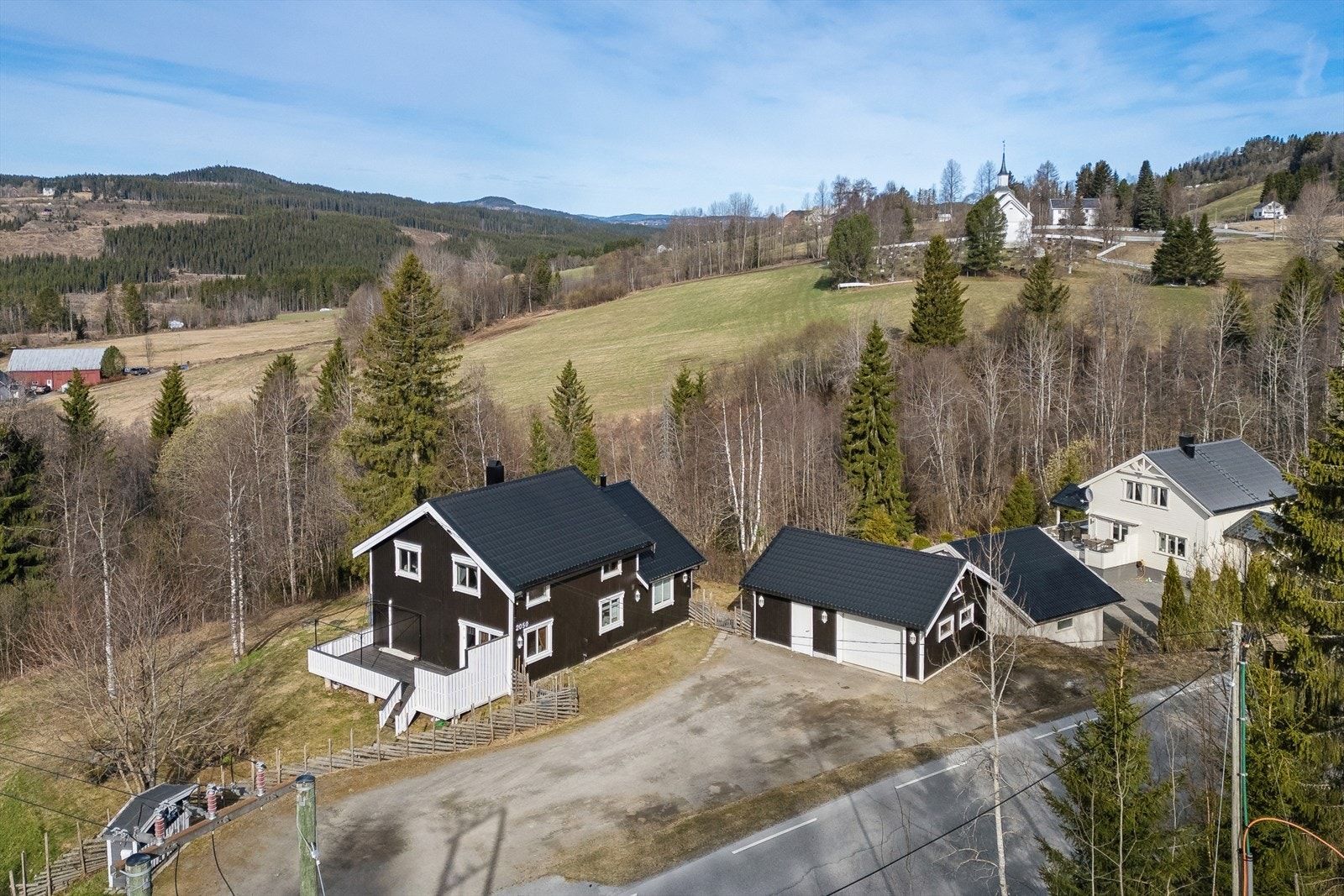 Oversikt over eiendommen med bolighus og garasje. Galleribilde