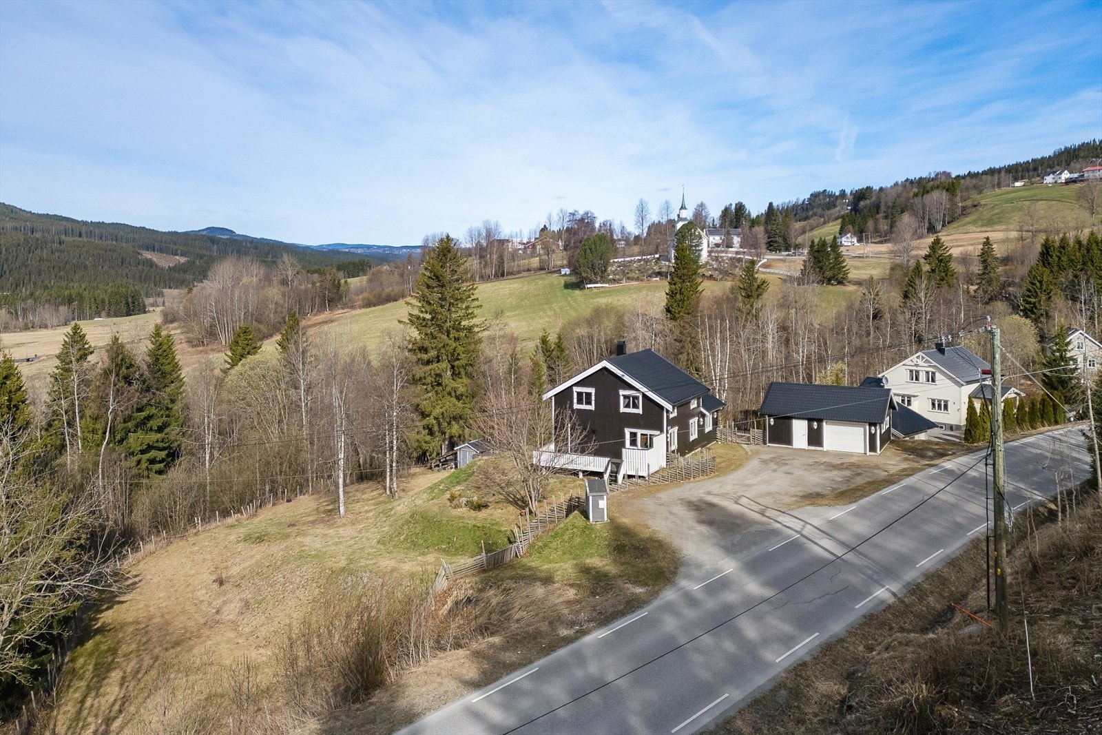 Eiendommen ligger i et landlig og åpent landskap. Galleribilde