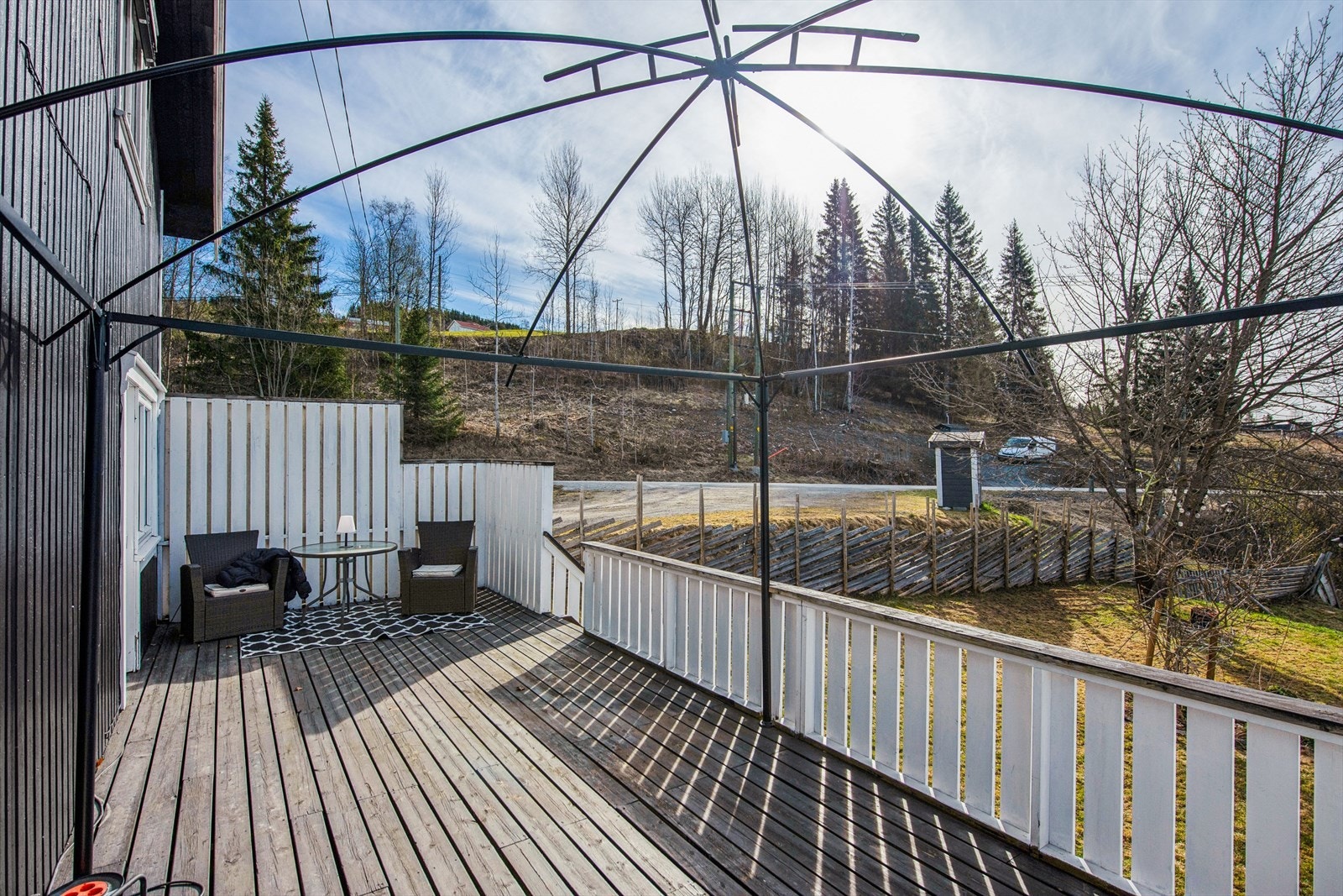 Verandaen er bygget i tre og har god plass til utemøbler. Galleribilde